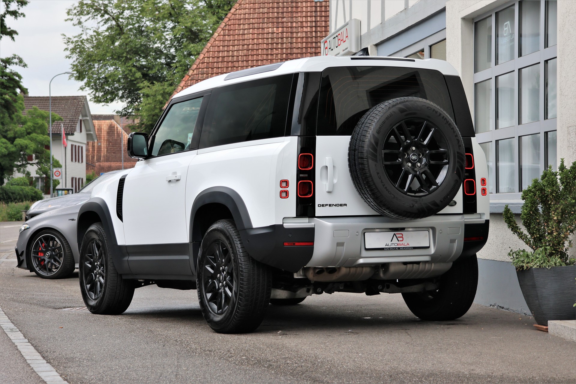 LAND ROVER Defender 90 3.0D I6 200 X-Dynamic SE AT8-image-2