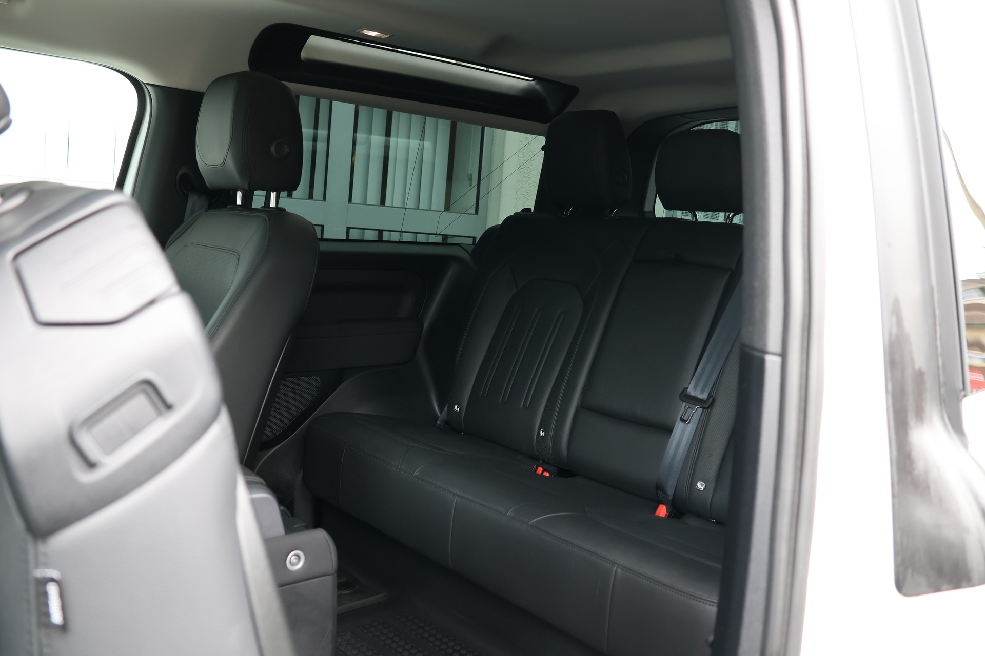 LAND ROVER Defender 90 3.0D I6 200 X-Dynamic SE AT8-image-9