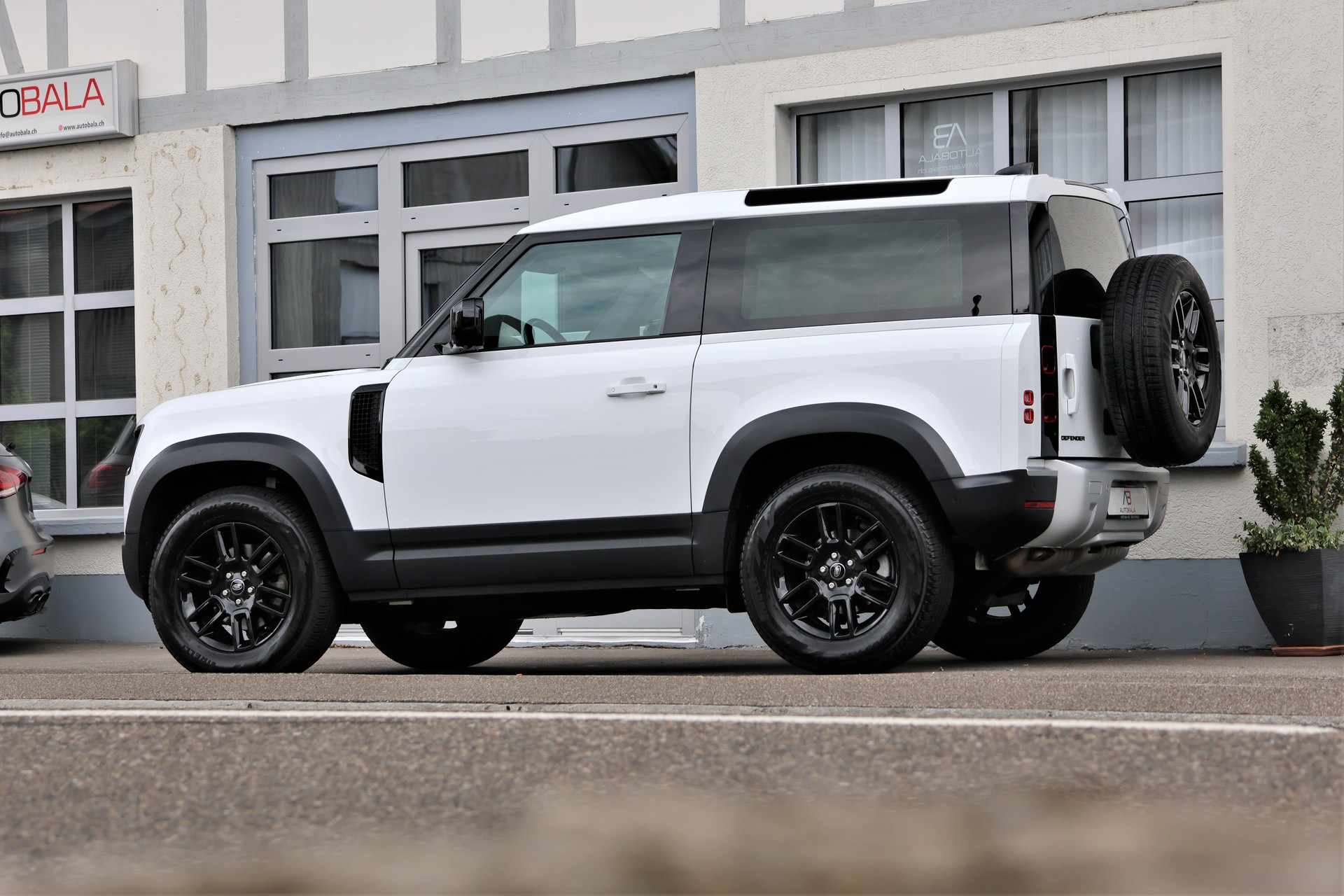 LAND ROVER Defender 90 3.0D I6 200 X-Dynamic SE AT8-image-3