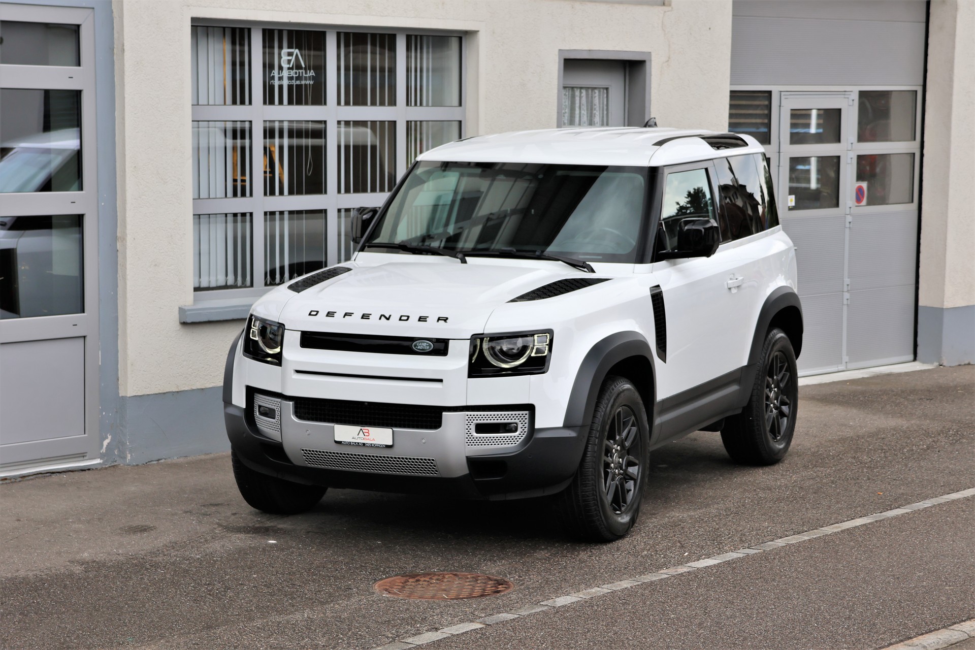 LAND ROVER Defender 90 3.0D I6 200 X-Dynamic SE AT8-image-0