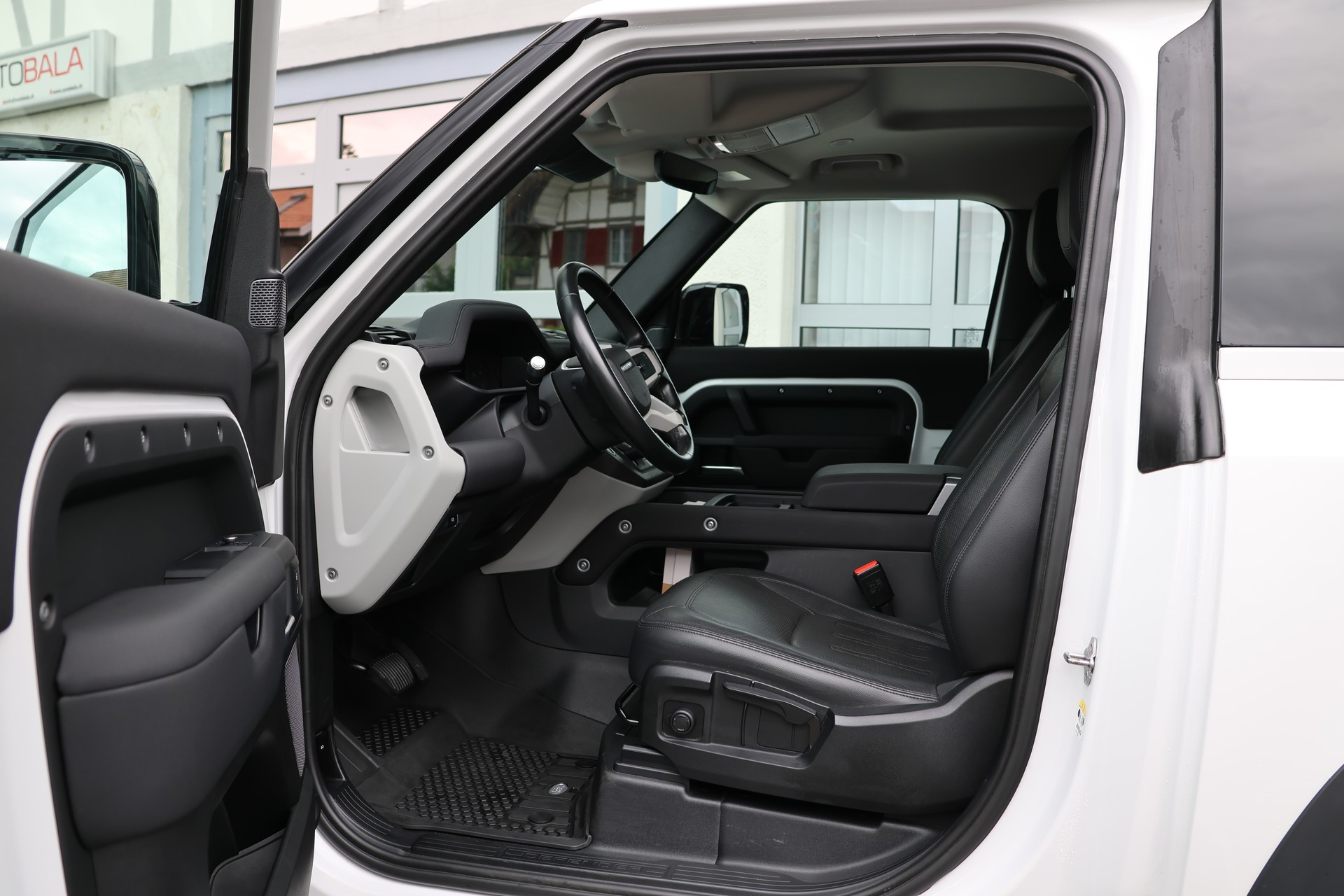 LAND ROVER Defender 90 3.0D I6 200 X-Dynamic SE AT8-image-8