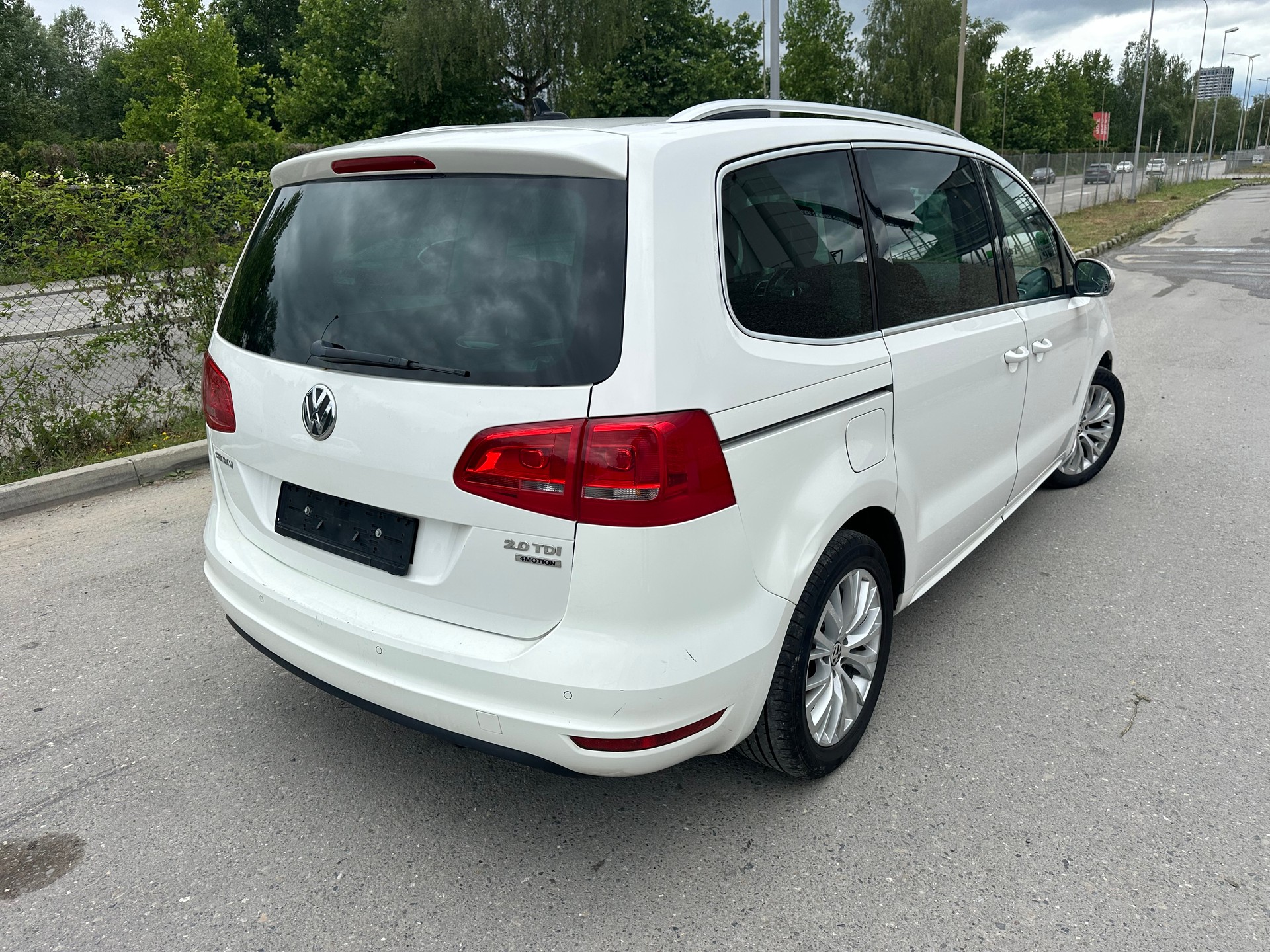 VW Sharan 2.0 TDI BMT Design 4Motion-image-3