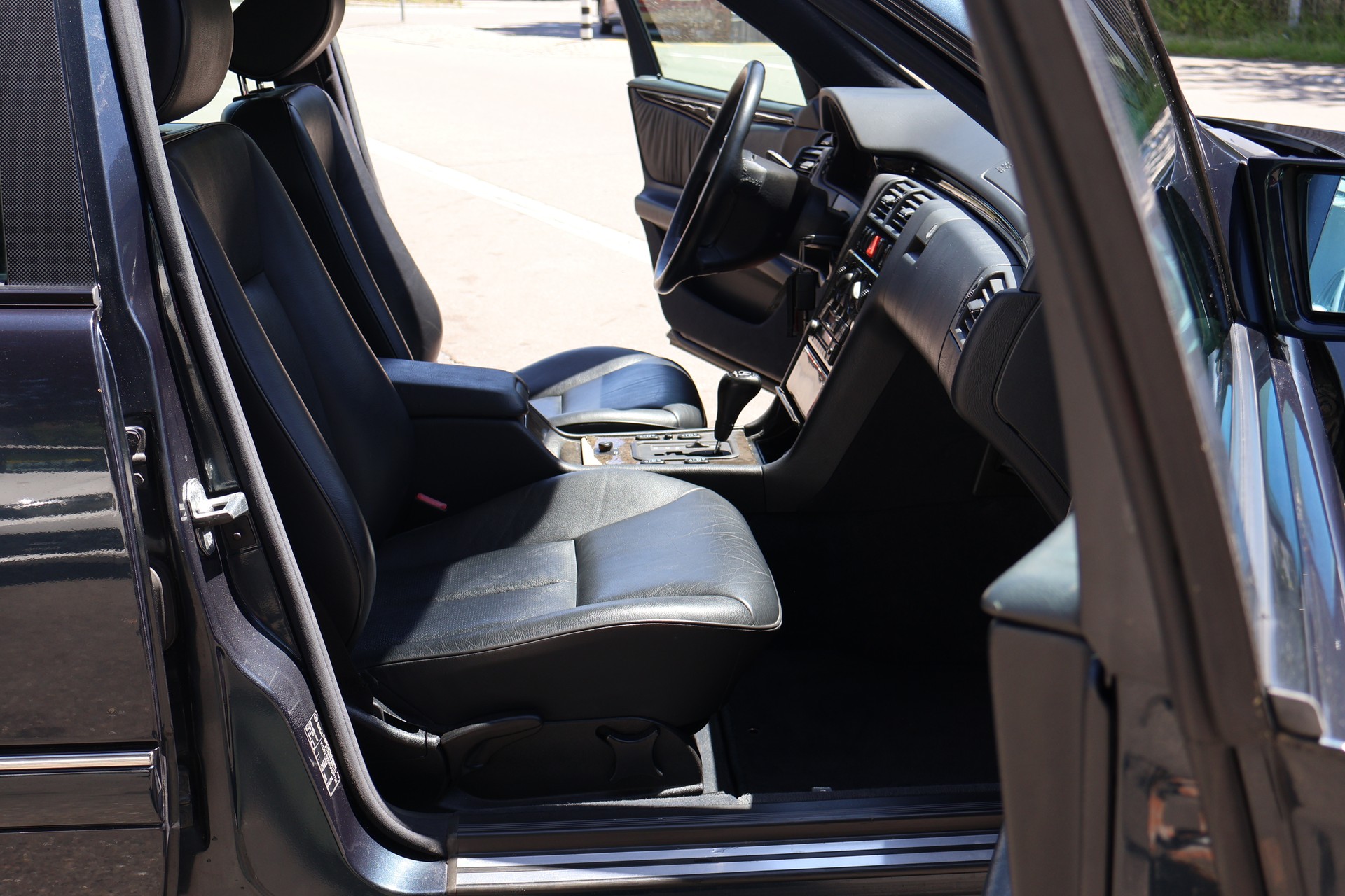MERCEDES-BENZ E 320 Avantgarde Automatic-image-6