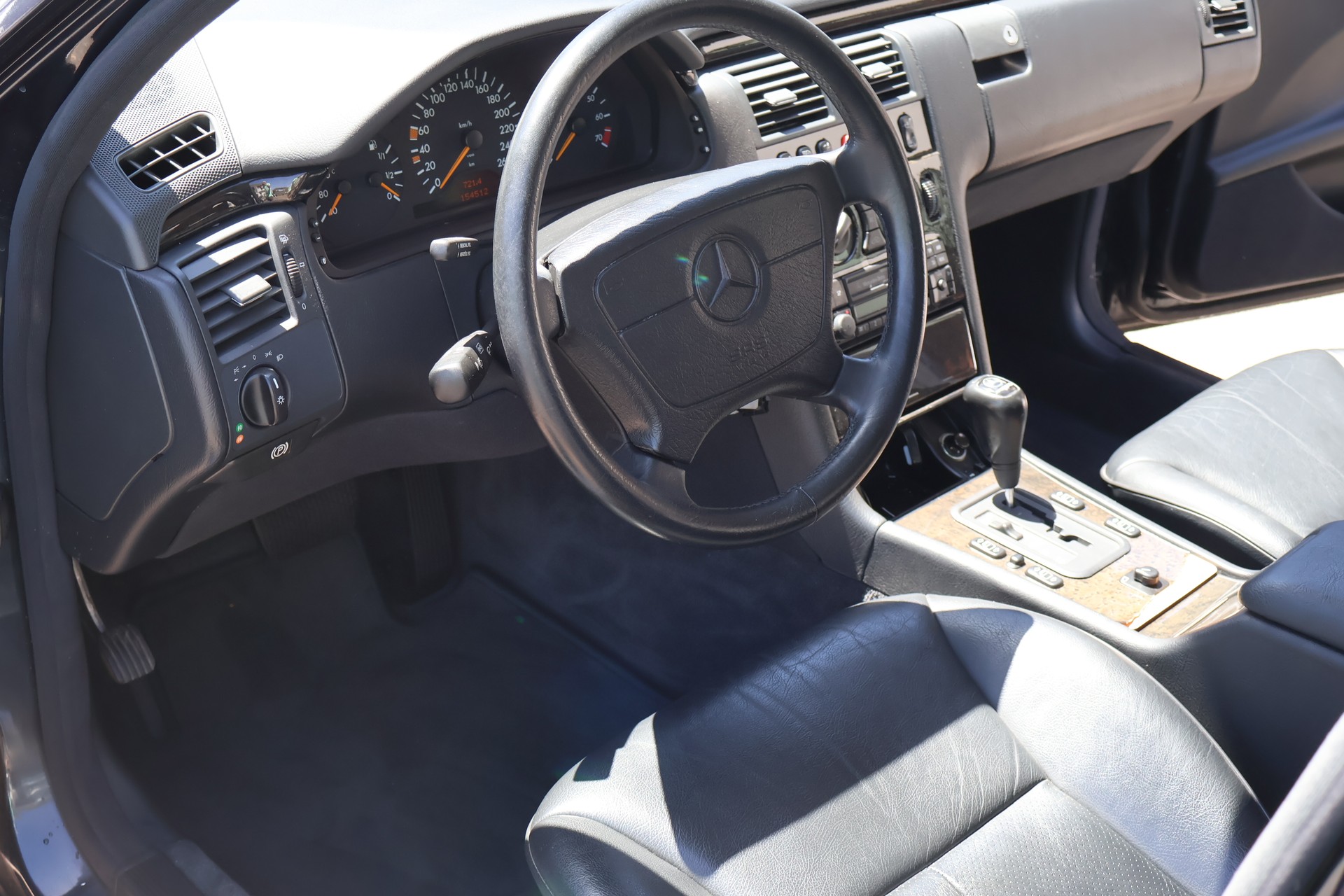 MERCEDES-BENZ E 320 Avantgarde Automatic-image-11