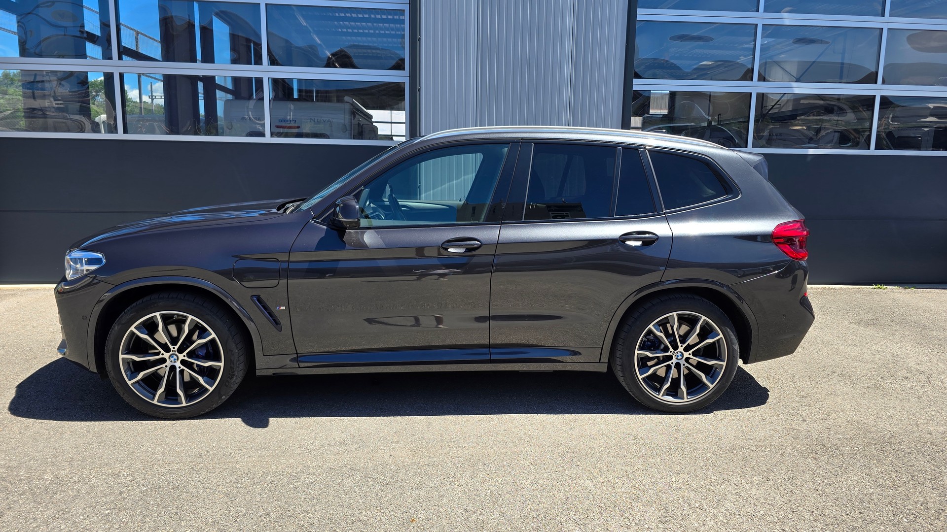 BMW 30e xDrive-image-2