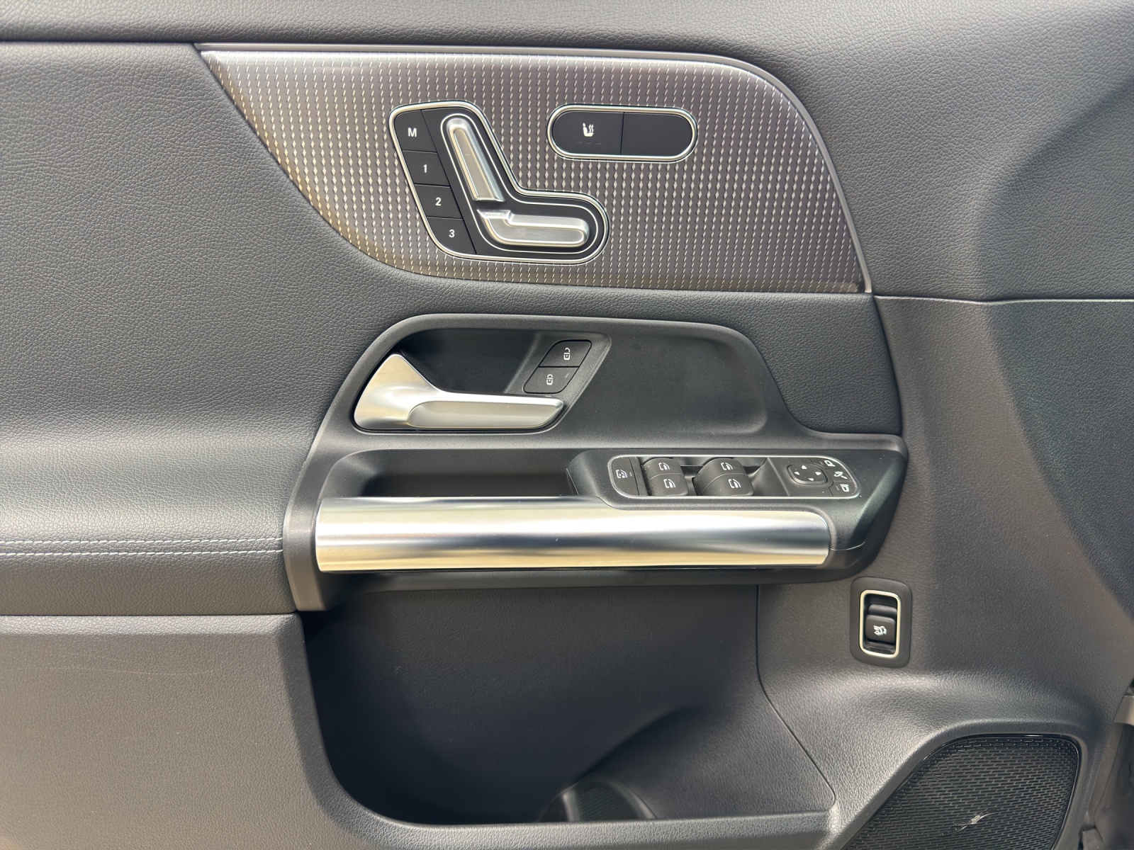 MERCEDES-BENZ EQA 350 4Matic-image-11