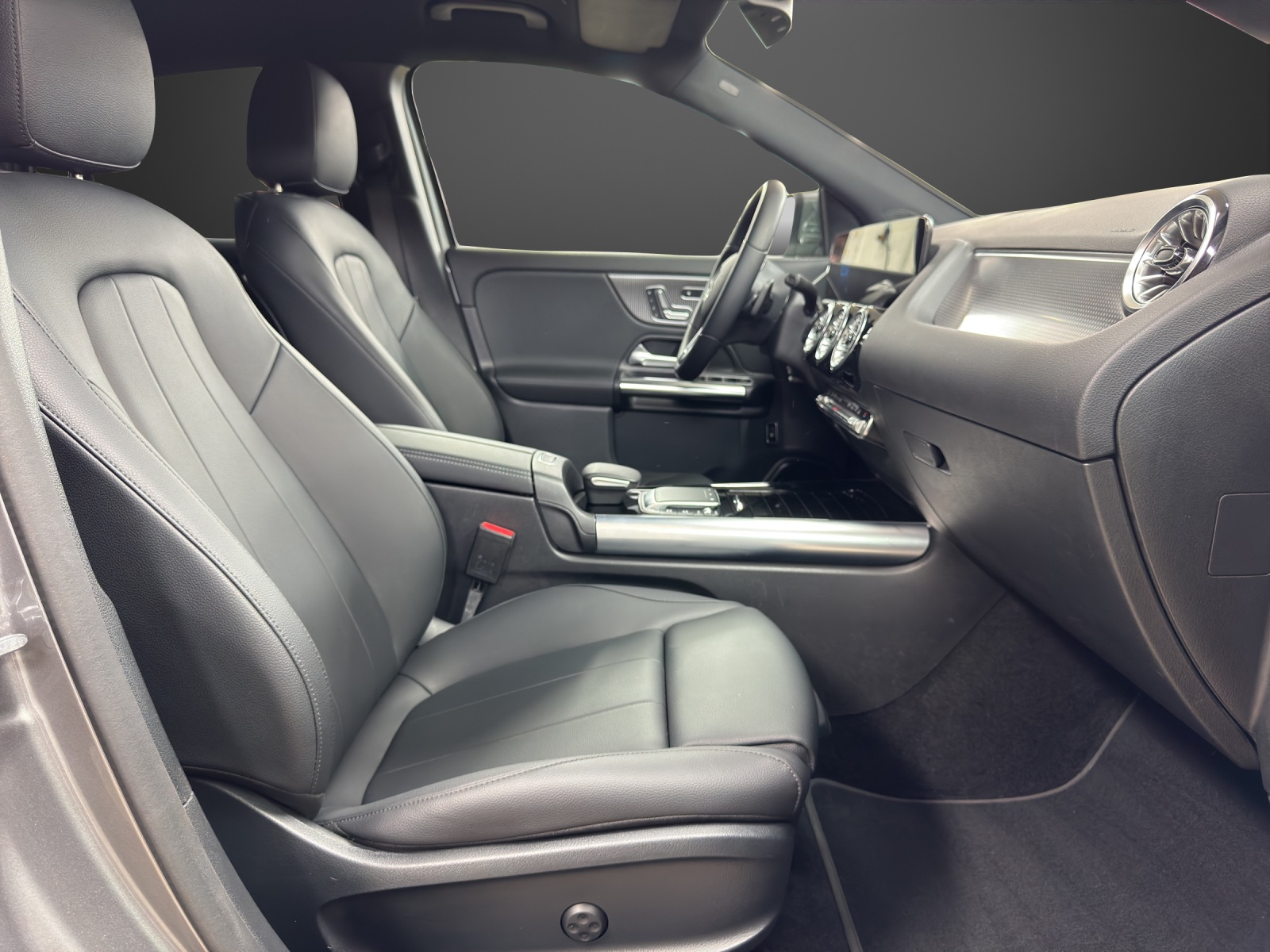 MERCEDES-BENZ EQA 350 4Matic-image-10