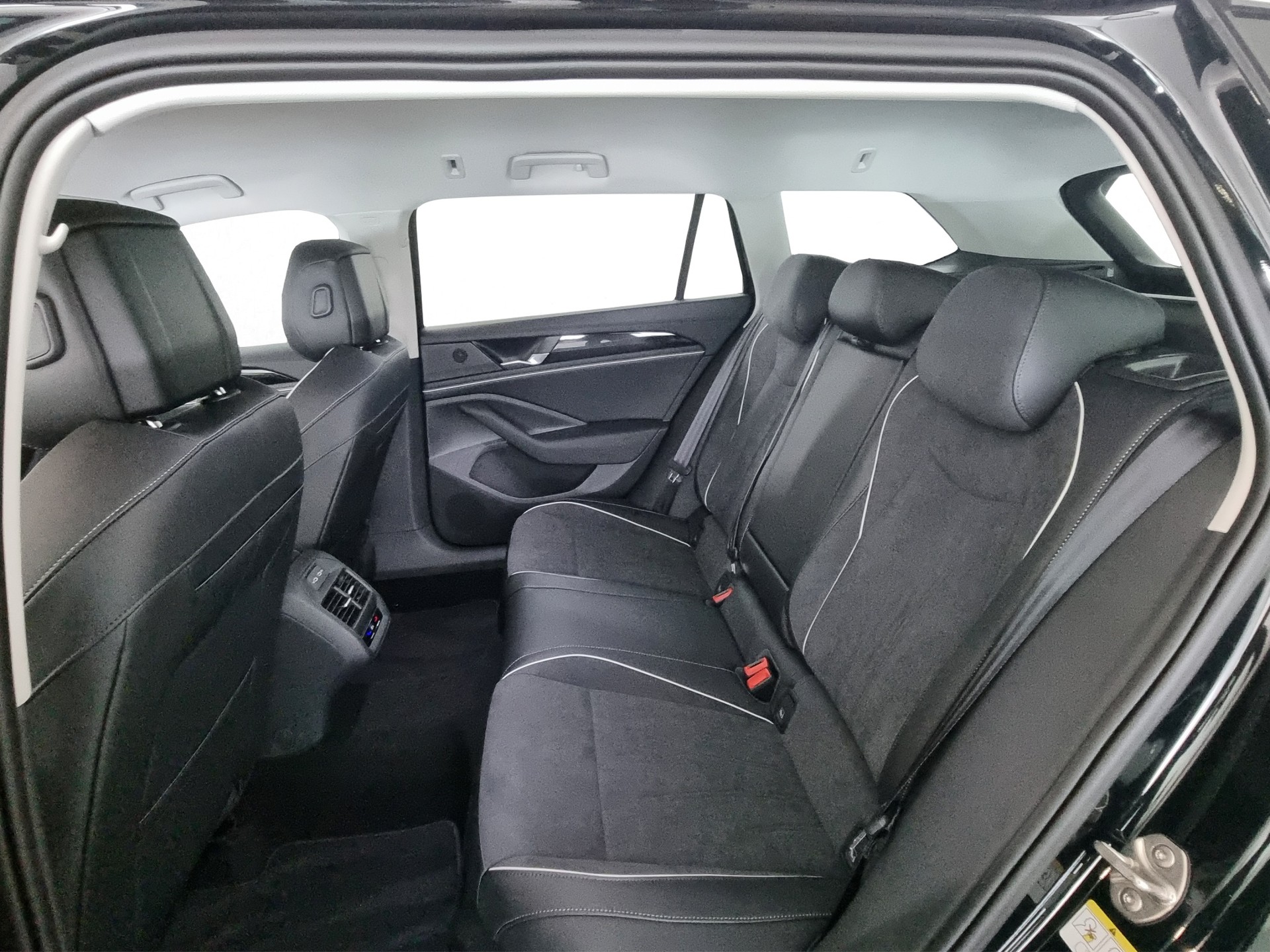 VW Passat Variant 1.5 TSI evo2 Plug-In- Hybrid Busine-image-6