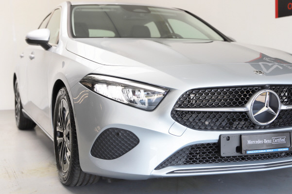 MERCEDES-BENZ A 180-showroom-element-1