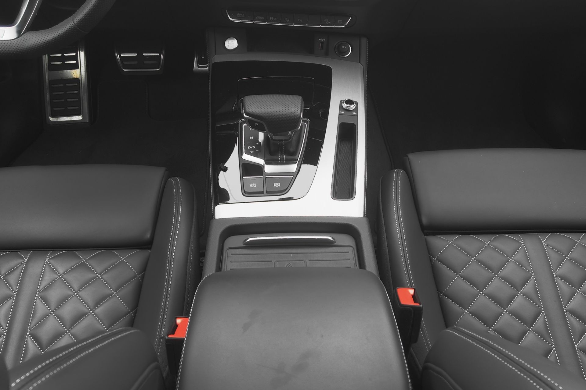 AUDI Q5 40 TDI Black Edition quattro S-tronic *CH-FZG. / Gratisservice / Werksgarantie*-image-9