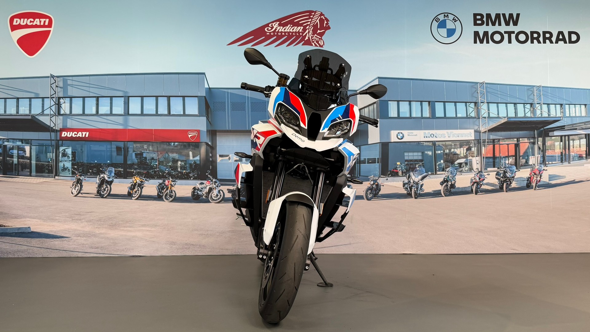 BMW M 1000 XR-showroom-element-1