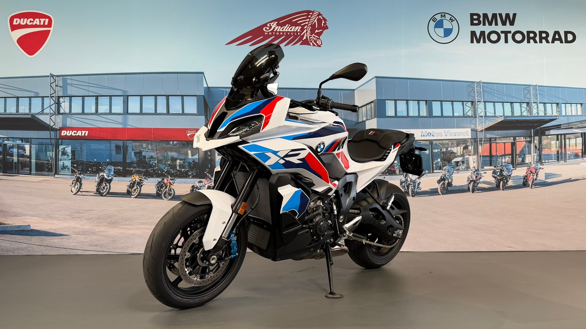 BMW M 1000 XR-showroom-element-2
