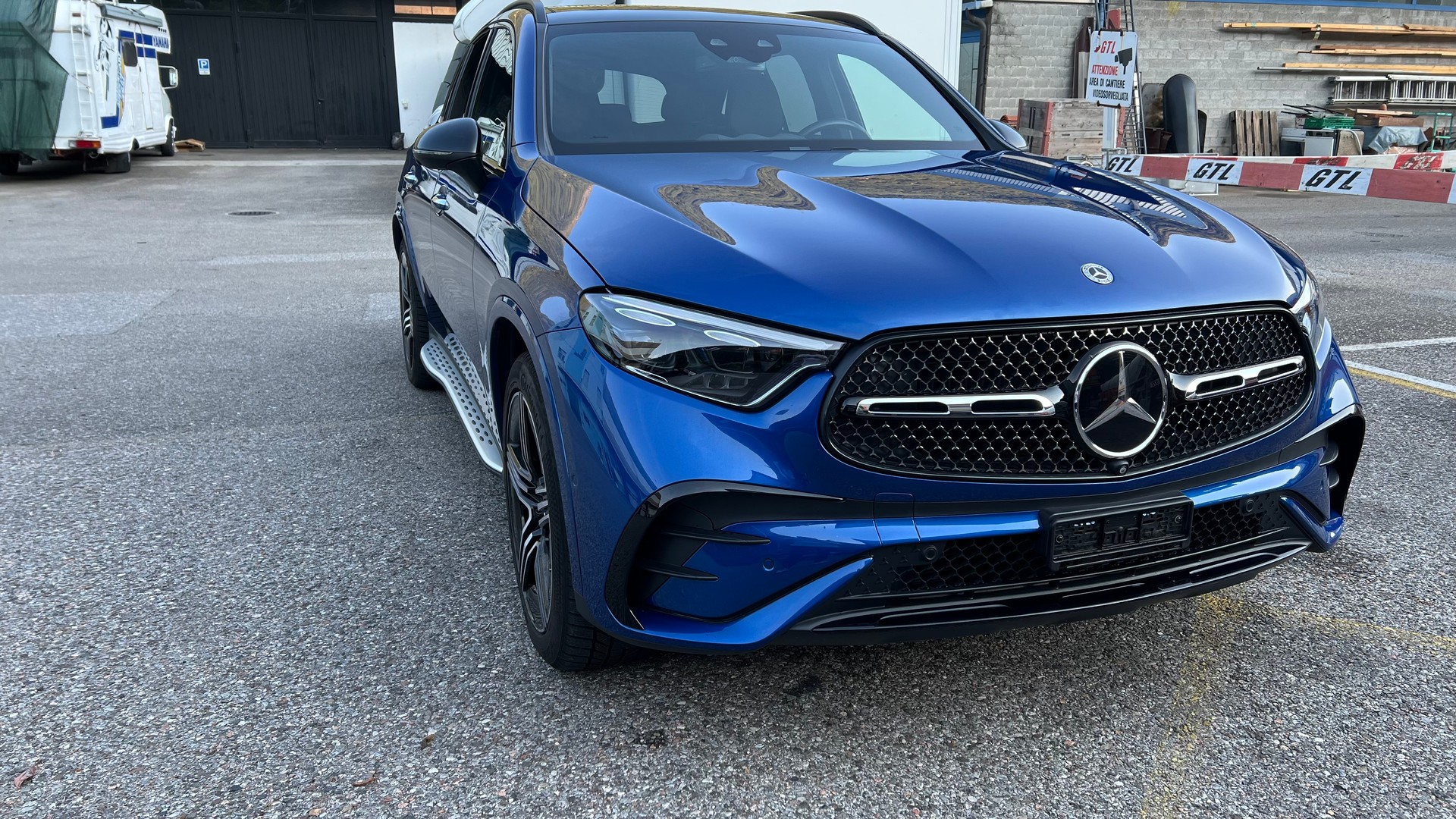 MERCEDES-BENZ GLC 300 e AMG Line 4matic-image-5