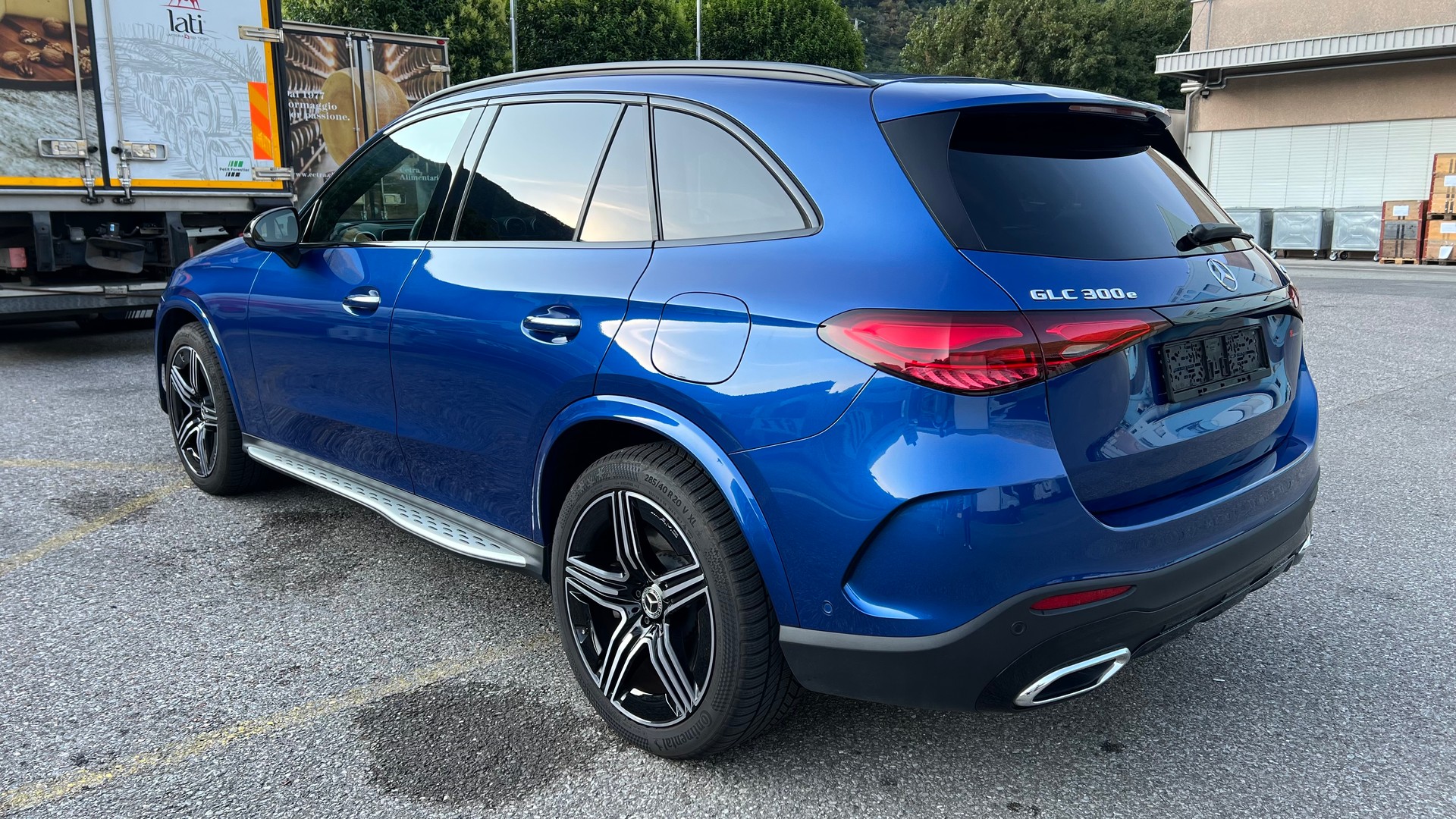 MERCEDES-BENZ GLC 300 e AMG Line 4matic-image-9