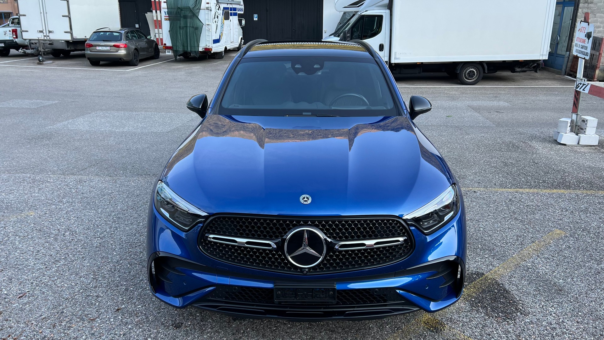 MERCEDES-BENZ GLC 300 e AMG Line 4matic-image-3