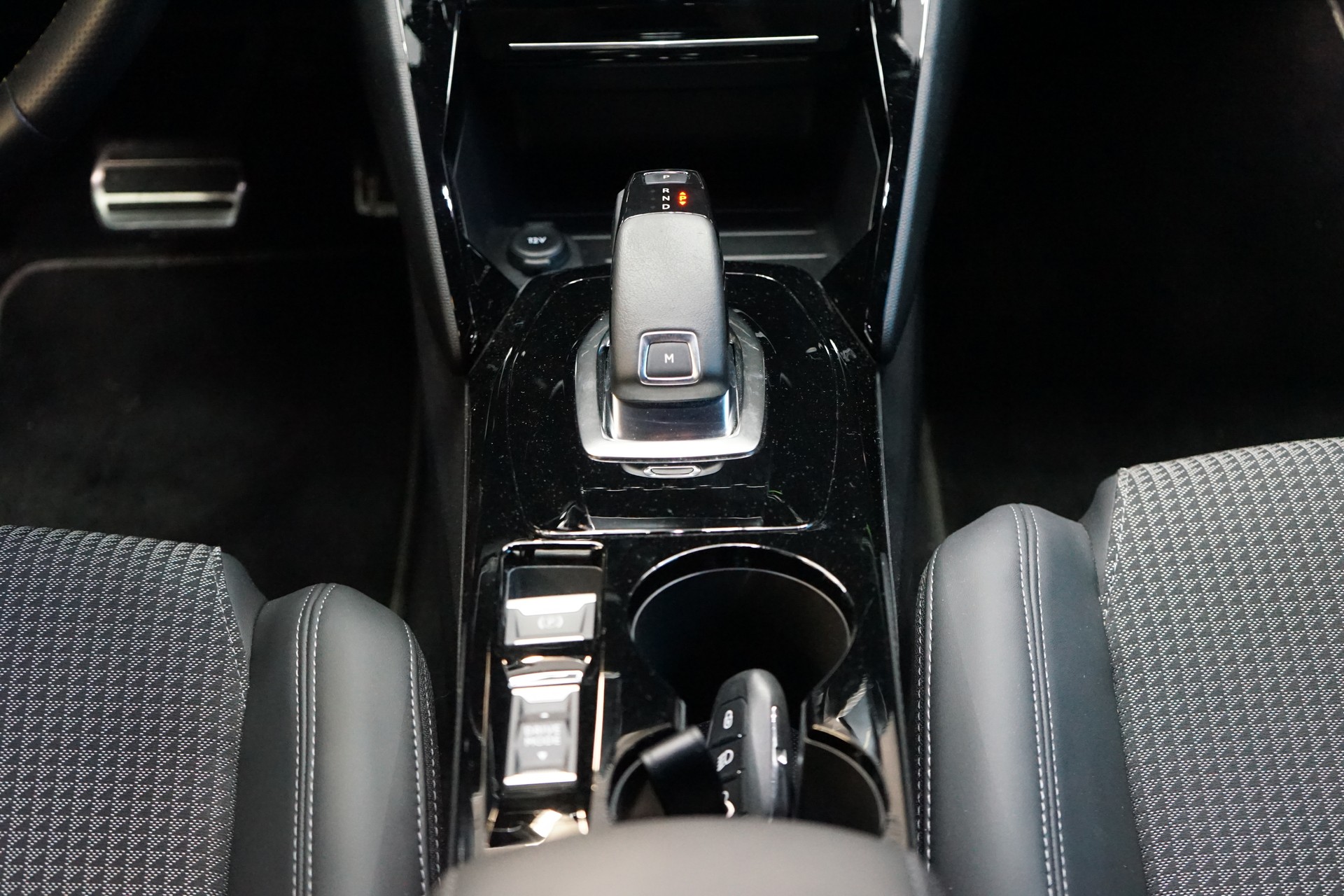 PEUGEOT 208 1.2 PureTech GT EAT8-image-11