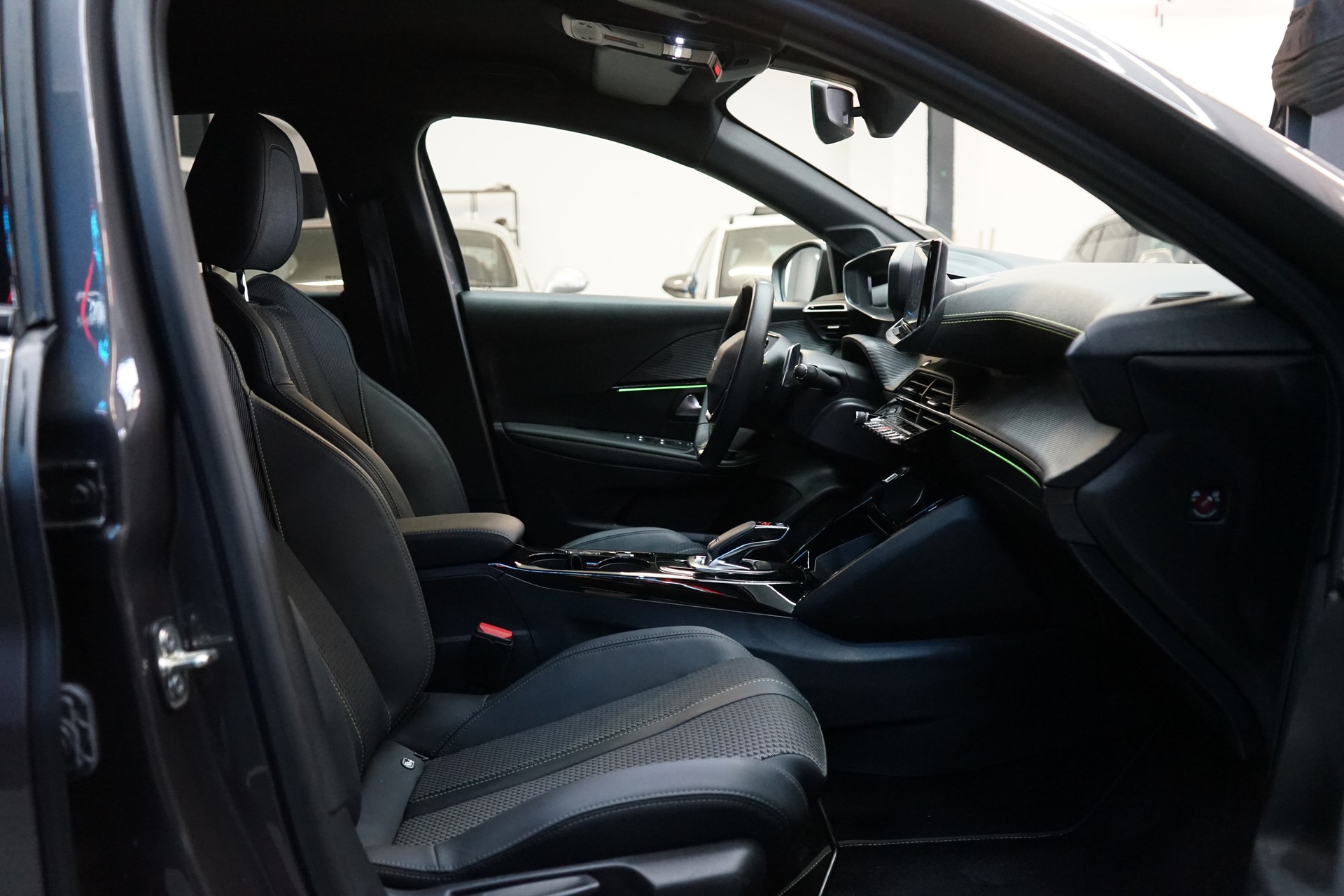 PEUGEOT 208 1.2 PureTech GT EAT8-image-4