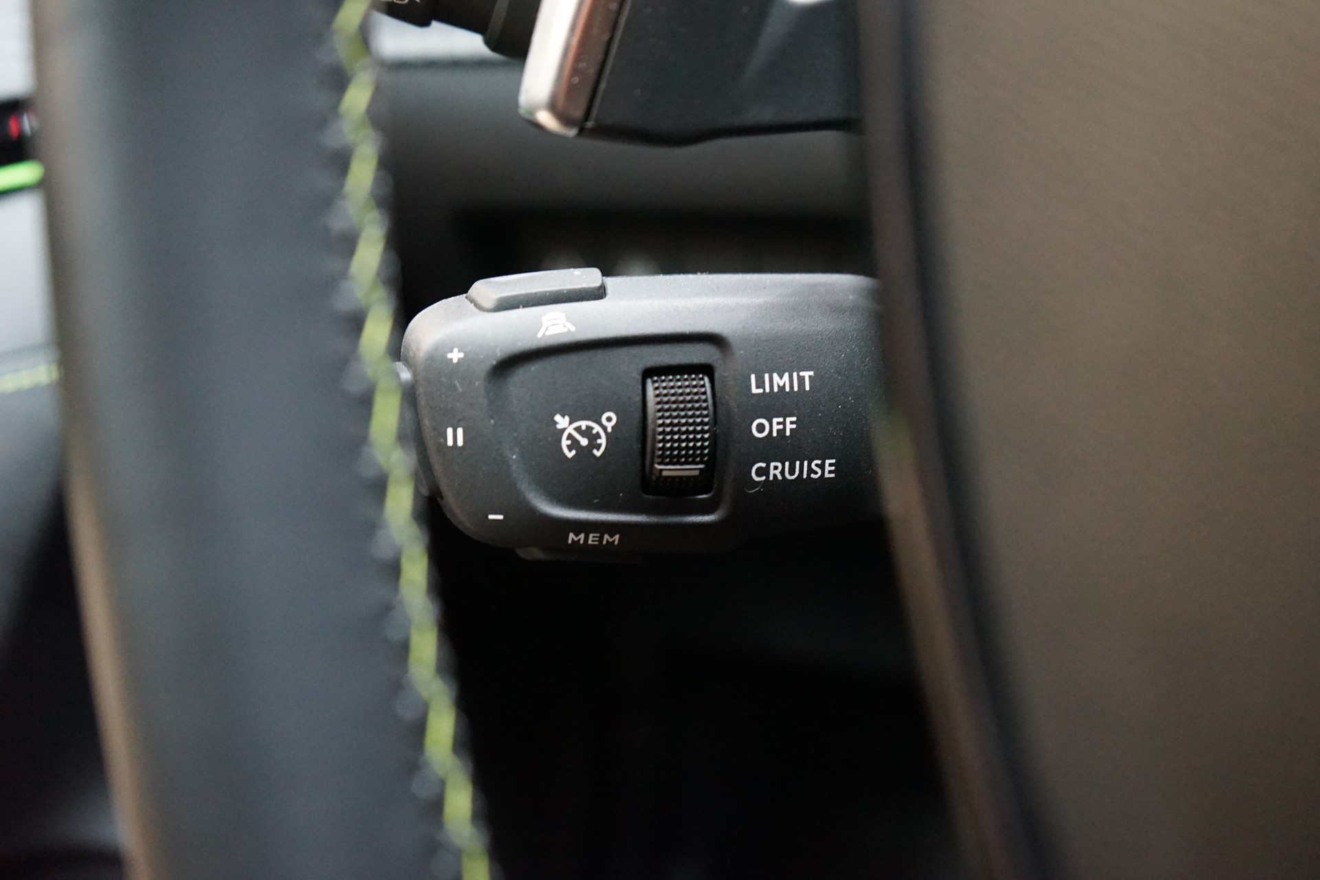 PEUGEOT 208 1.2 PureTech GT EAT8-image-18