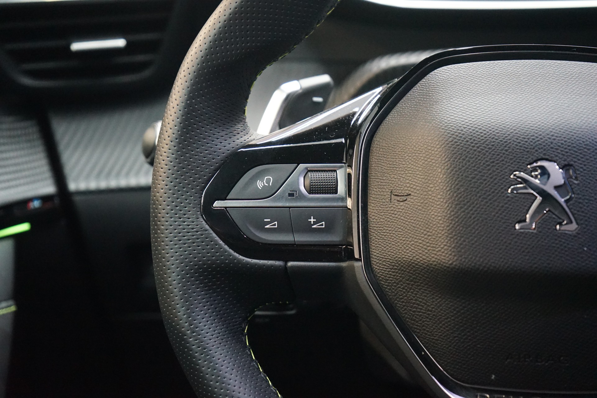 PEUGEOT 208 1.2 PureTech GT EAT8-image-8