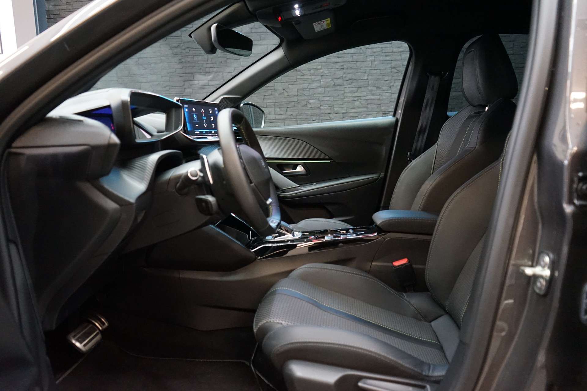 PEUGEOT 208 1.2 PureTech GT EAT8-showroom-element-3