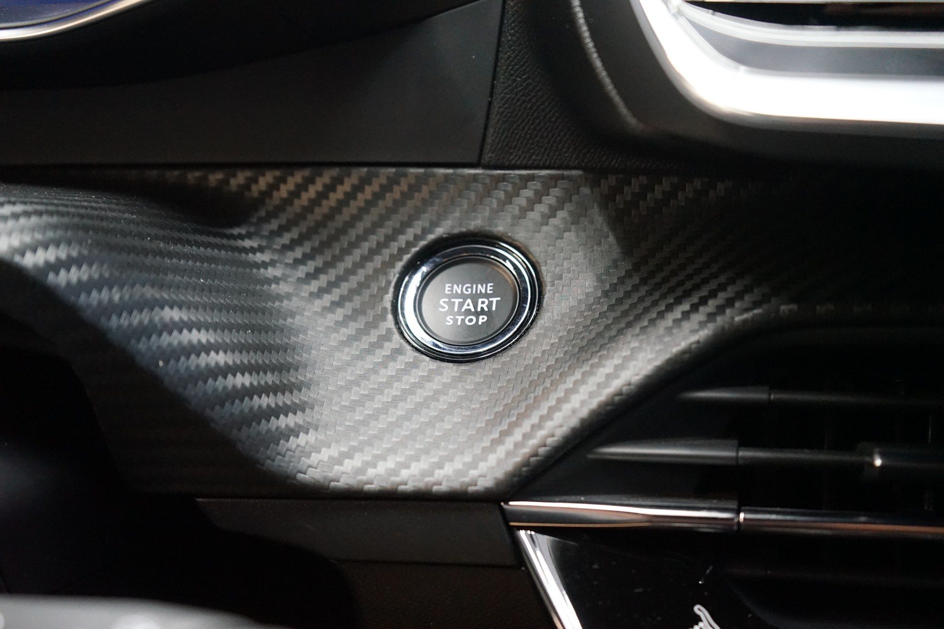 PEUGEOT 208 1.2 PureTech GT EAT8-image-19