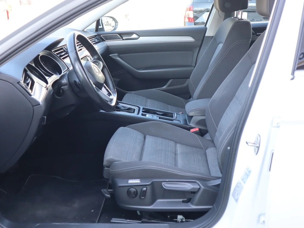 VW Passat Variant 1.6 TDI Business DSG ** Neues Modell 2020 ** Gr-Navi mit RF-kamera ** Abstandsregelsystem **-image-10