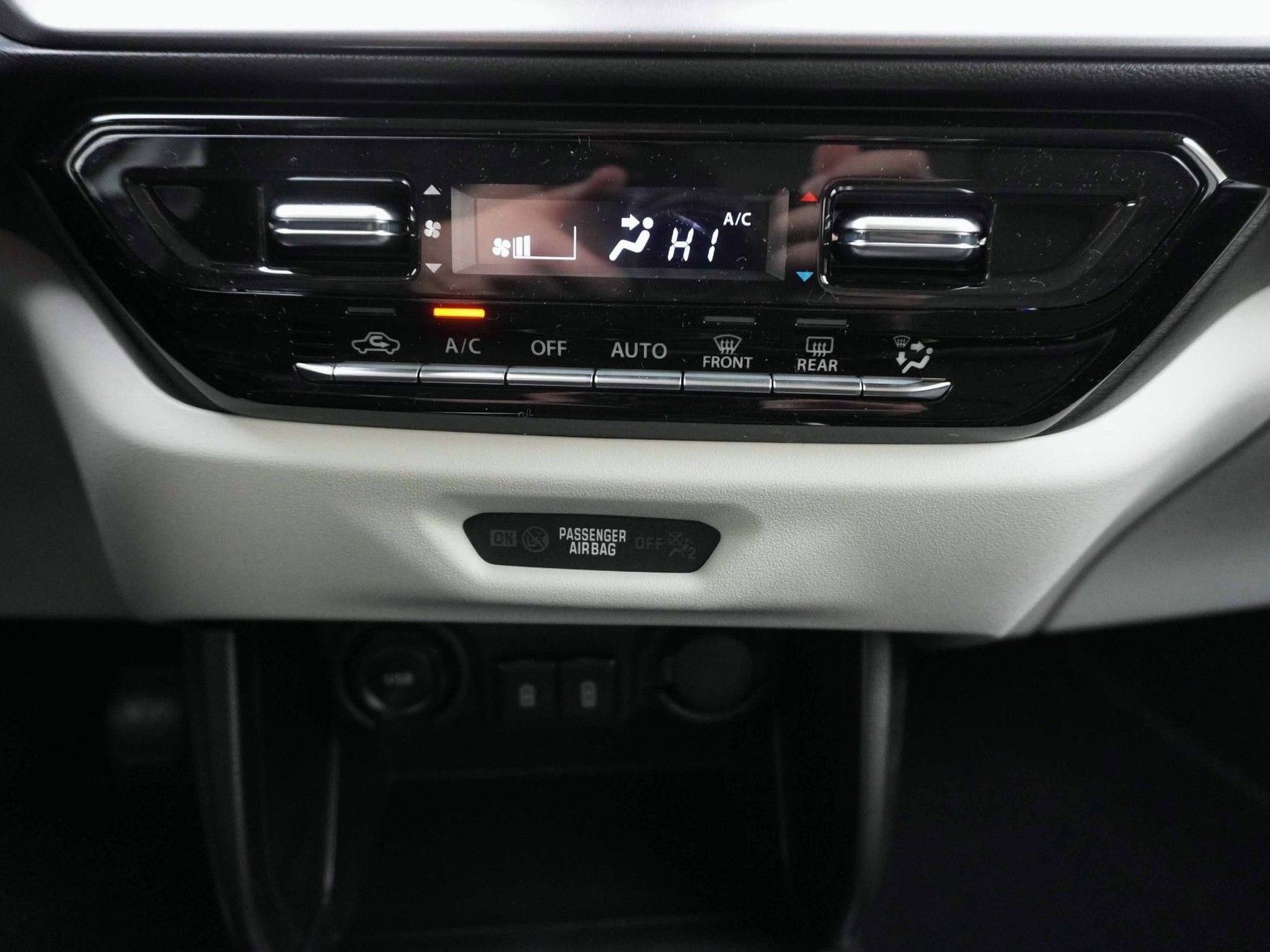 SUZUKI Swift 1.2 Sakura Top Hybrid 4x4-image-16