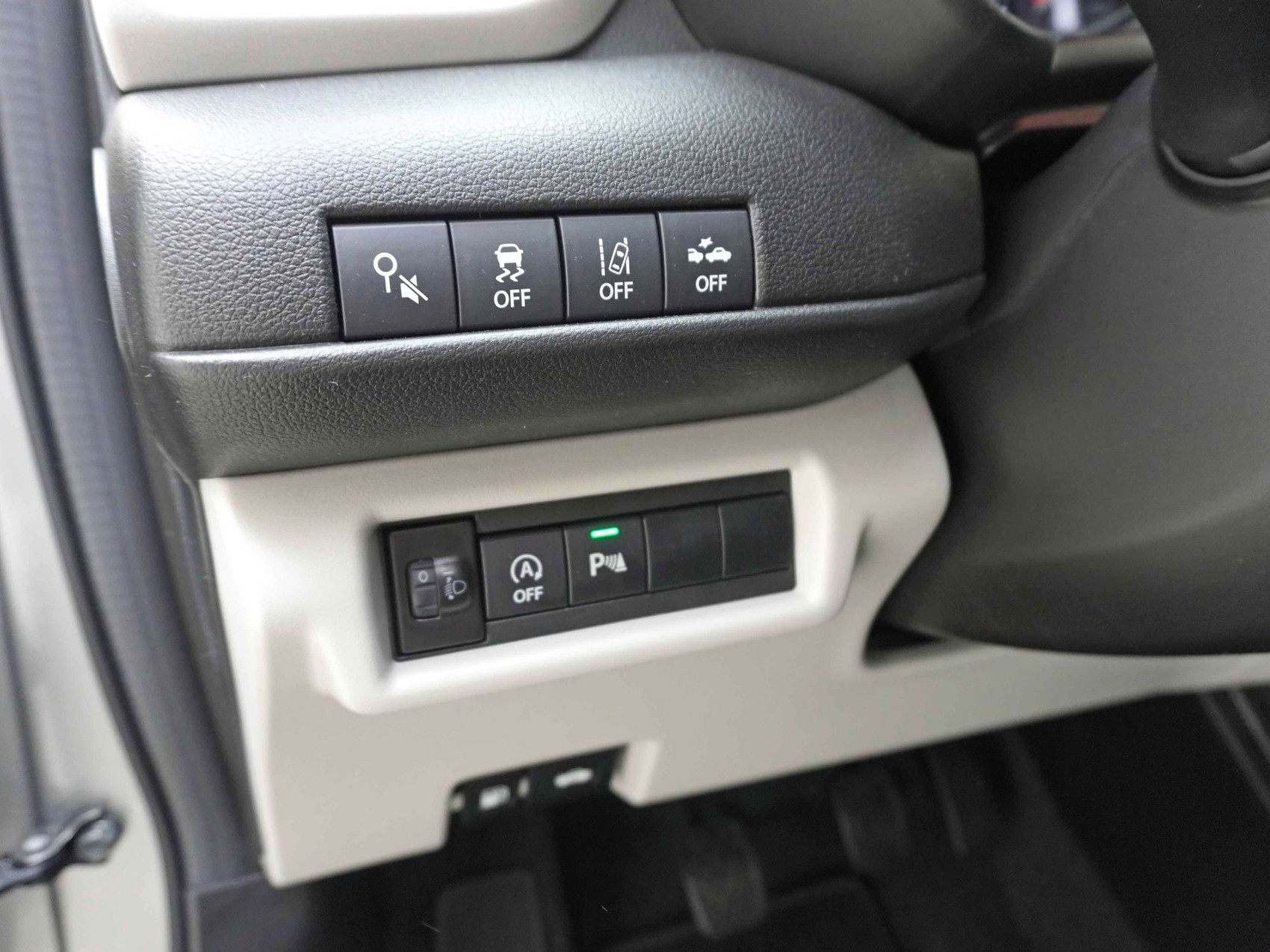 SUZUKI Swift 1.2 Sakura Top Hybrid 4x4-image-15