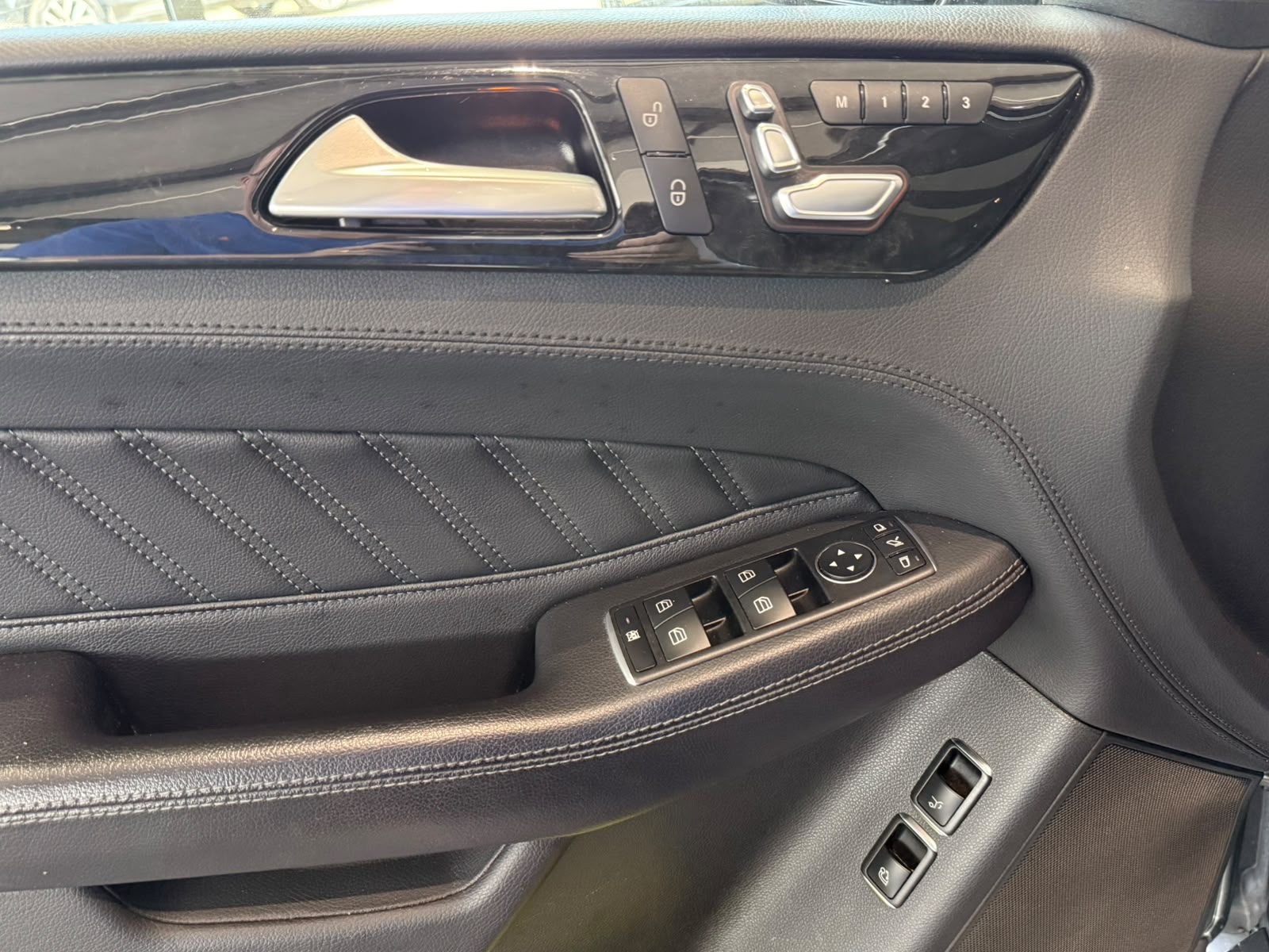 MERCEDES-BENZ GLE 350 d AMG Line 4Matic 9G-Tronic-image-23