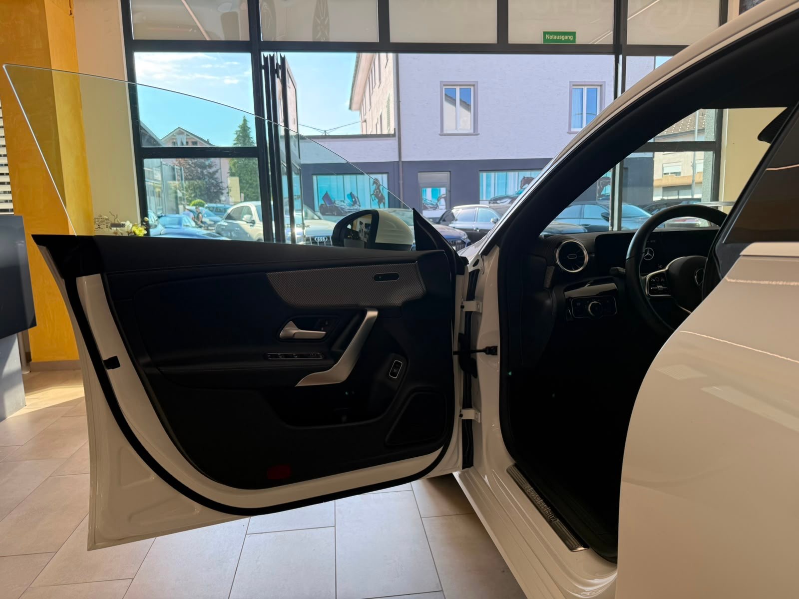 MERCEDES-BENZ CLA 200 d Progressive 8G-DCT-image-9