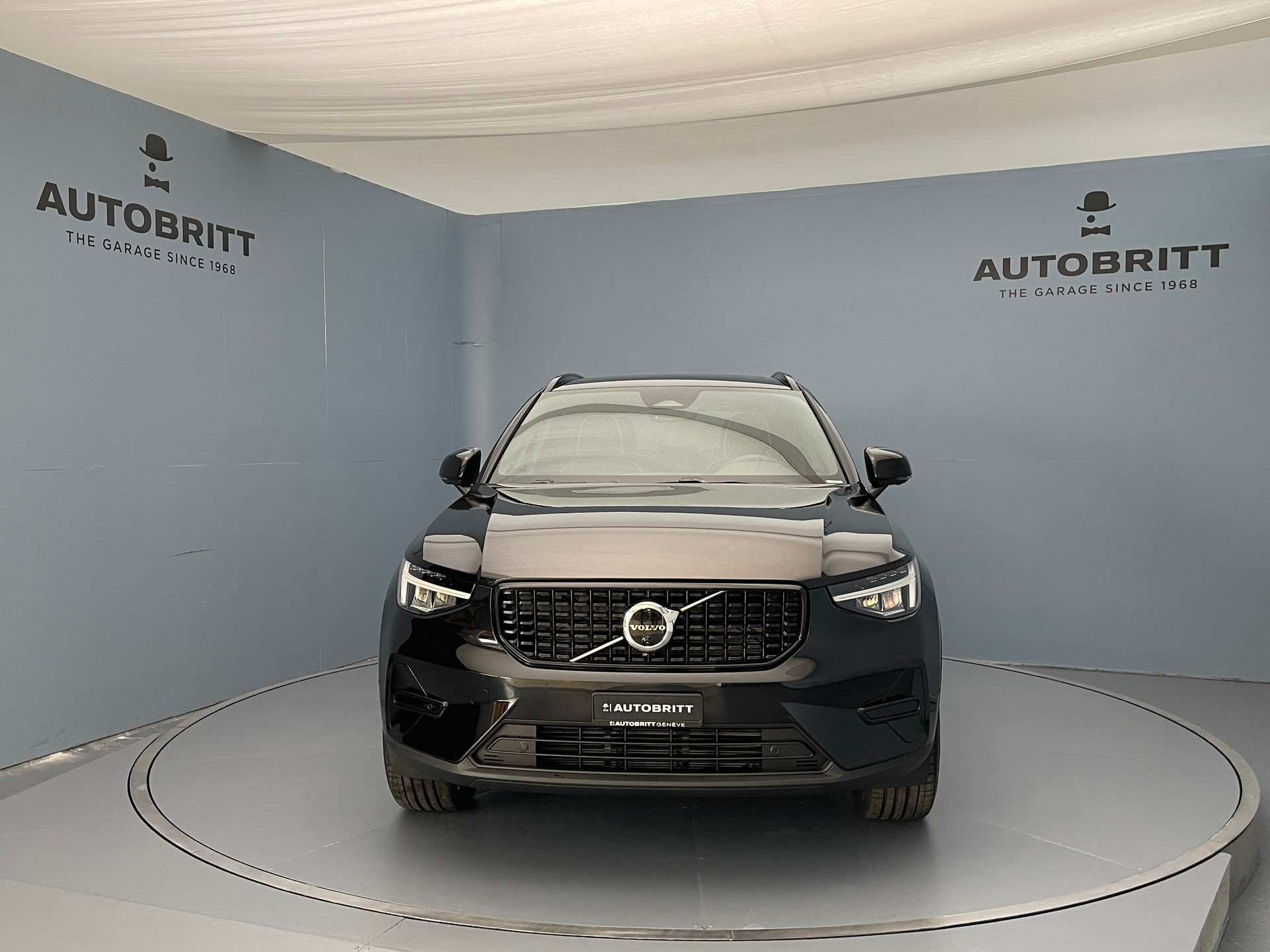 VOLVO XC40 2.0 B3 MH Plus Dark-image-2