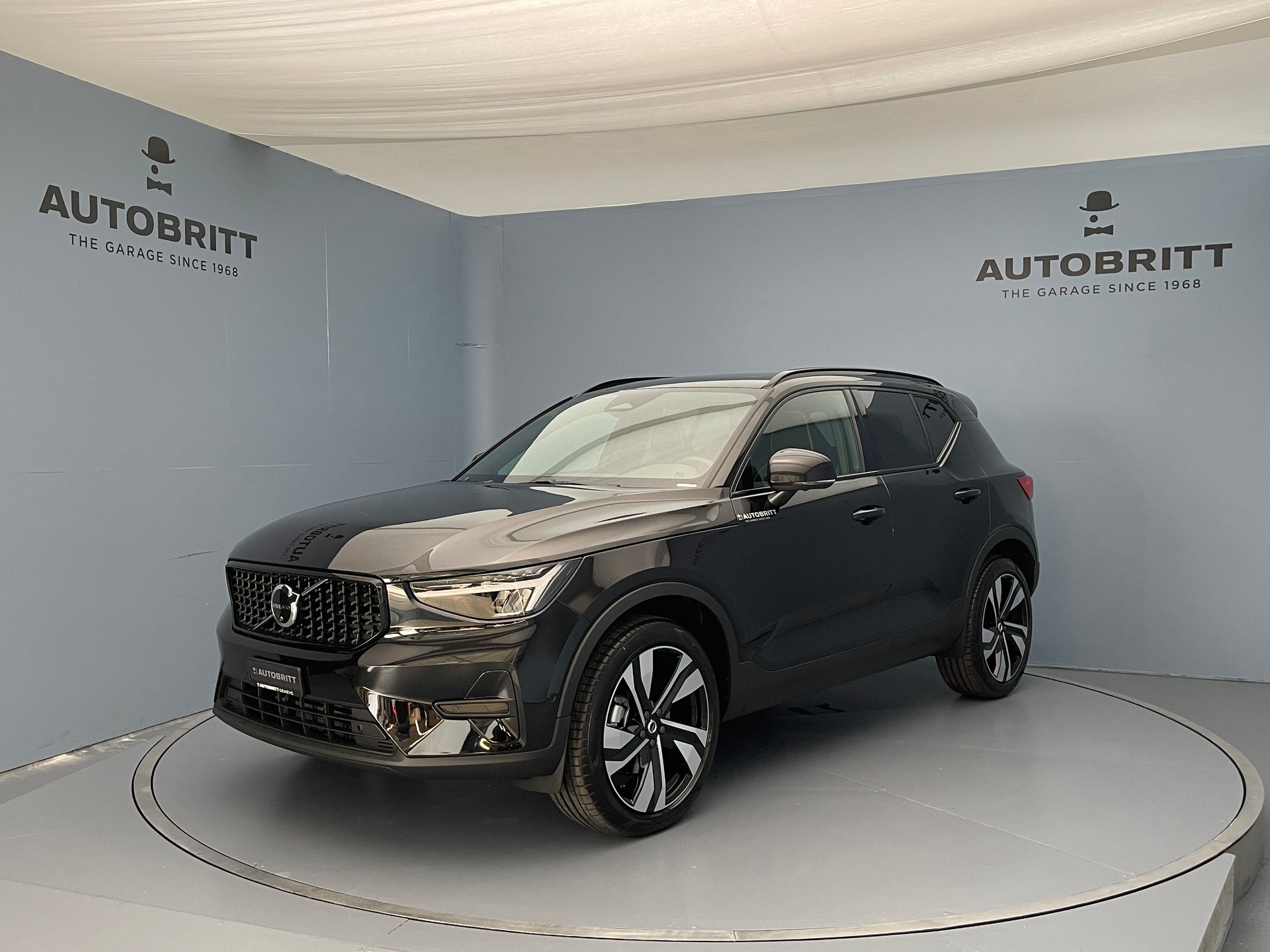 VOLVO XC40 2.0 B3 MH Plus Dark-image-0