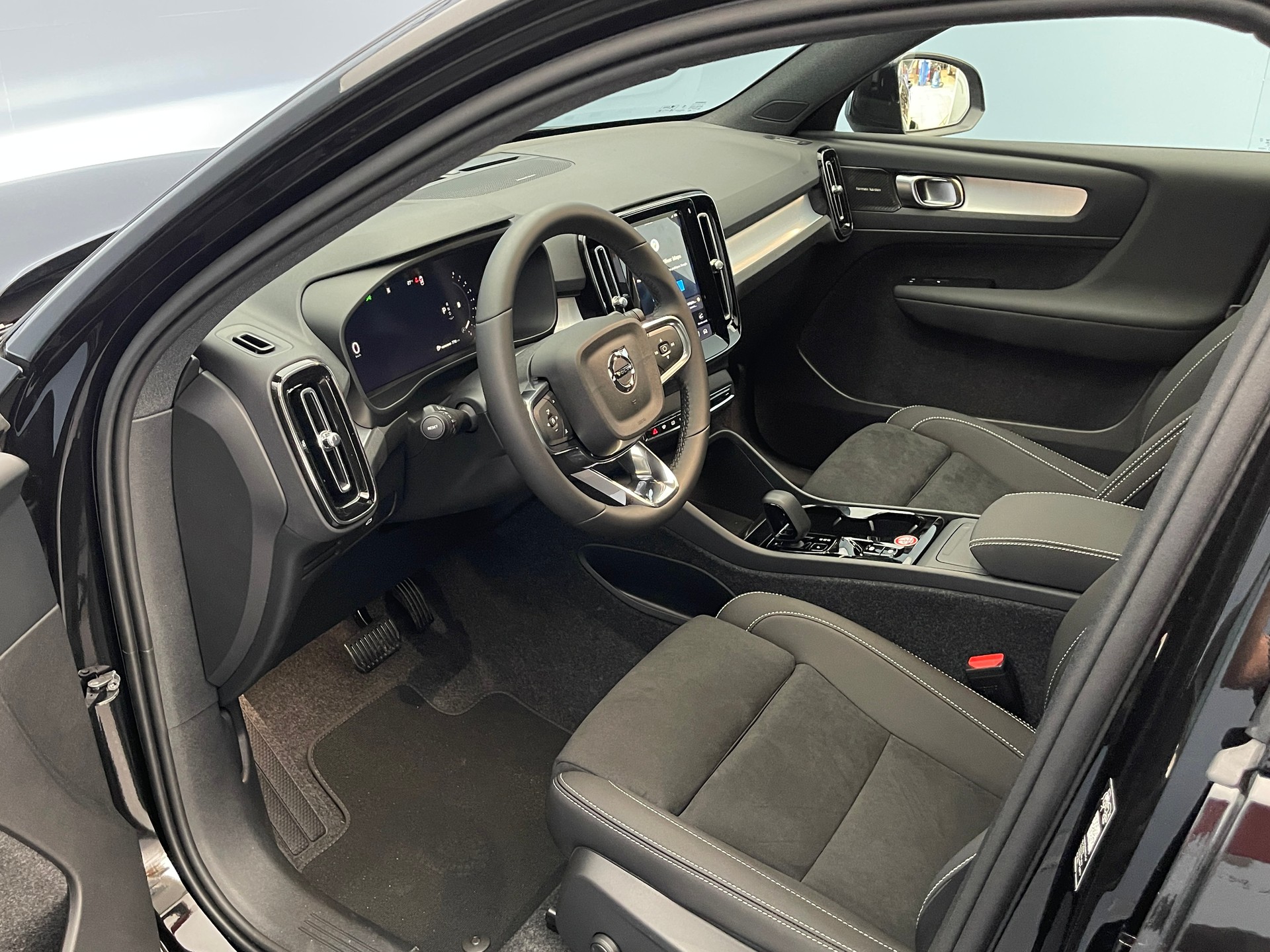 VOLVO XC40 2.0 B3 MH Plus Dark-image-11