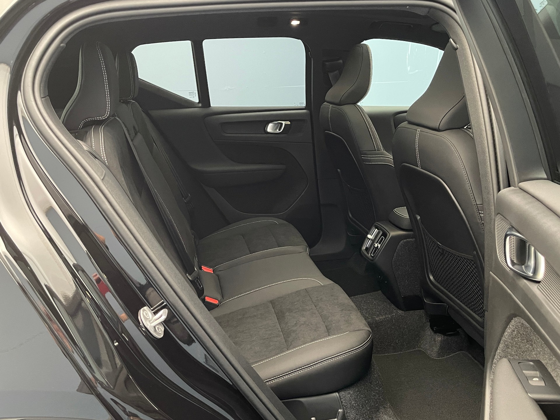 VOLVO XC40 2.0 B3 MH Plus Dark-image-7