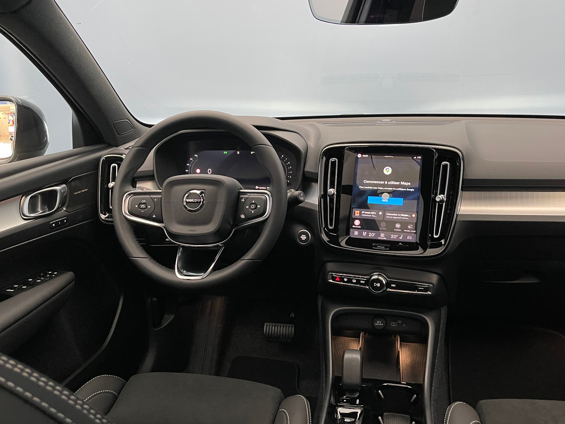 VOLVO XC40 2.0 B3 MH Plus Dark-image-12