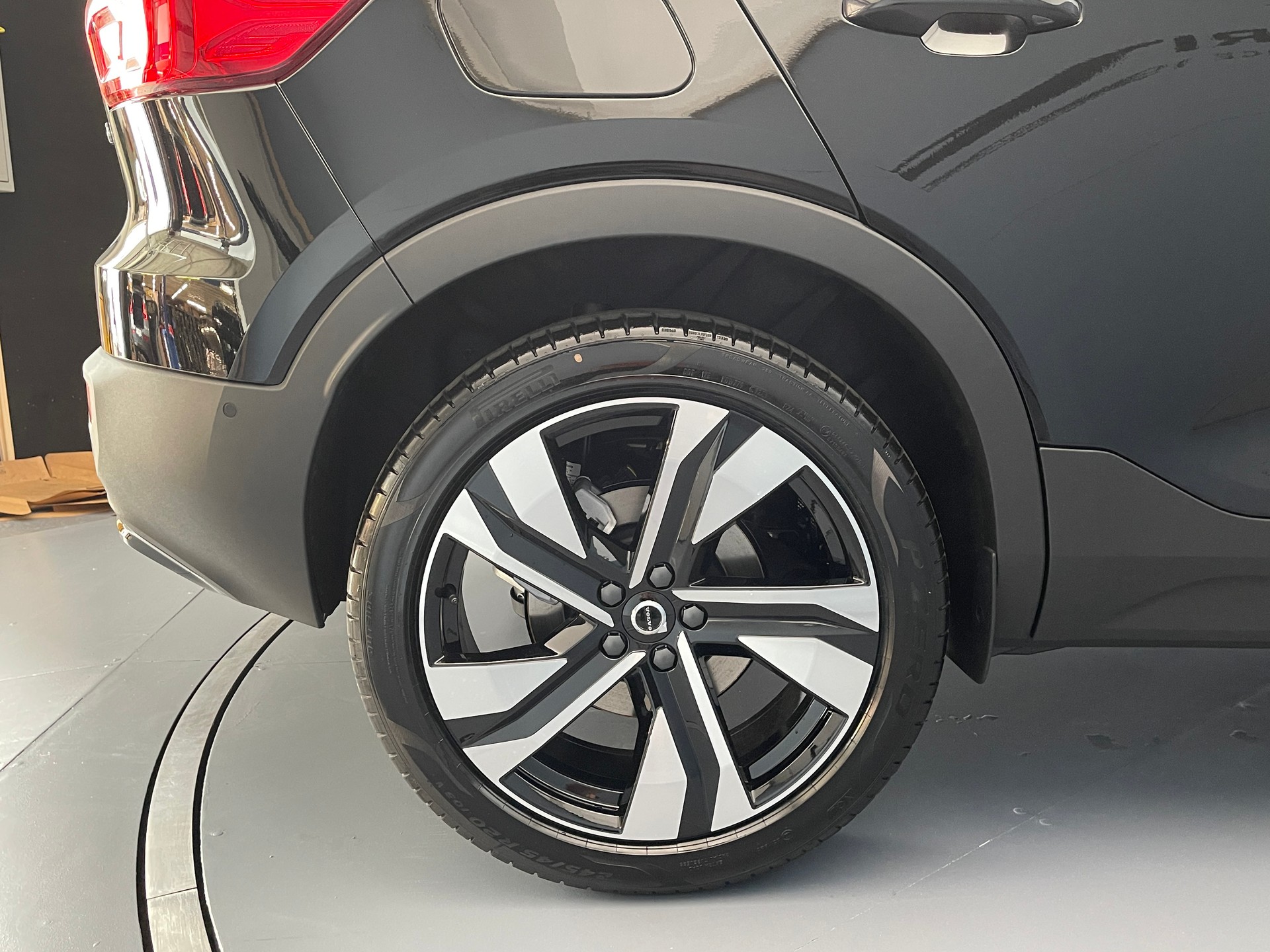 VOLVO XC40 2.0 B3 MH Plus Dark-image-3