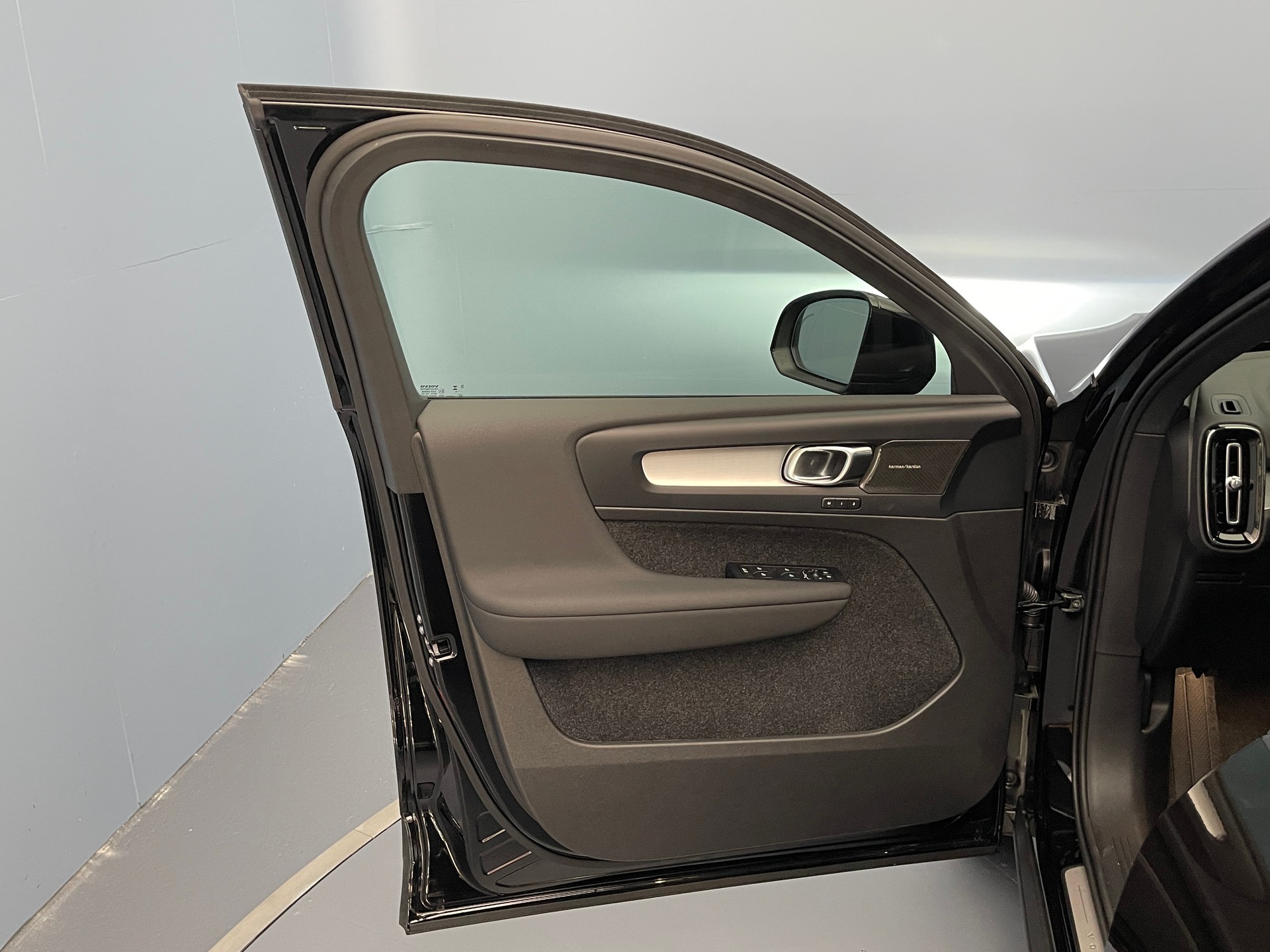 VOLVO XC40 2.0 B3 MH Plus Dark-image-10