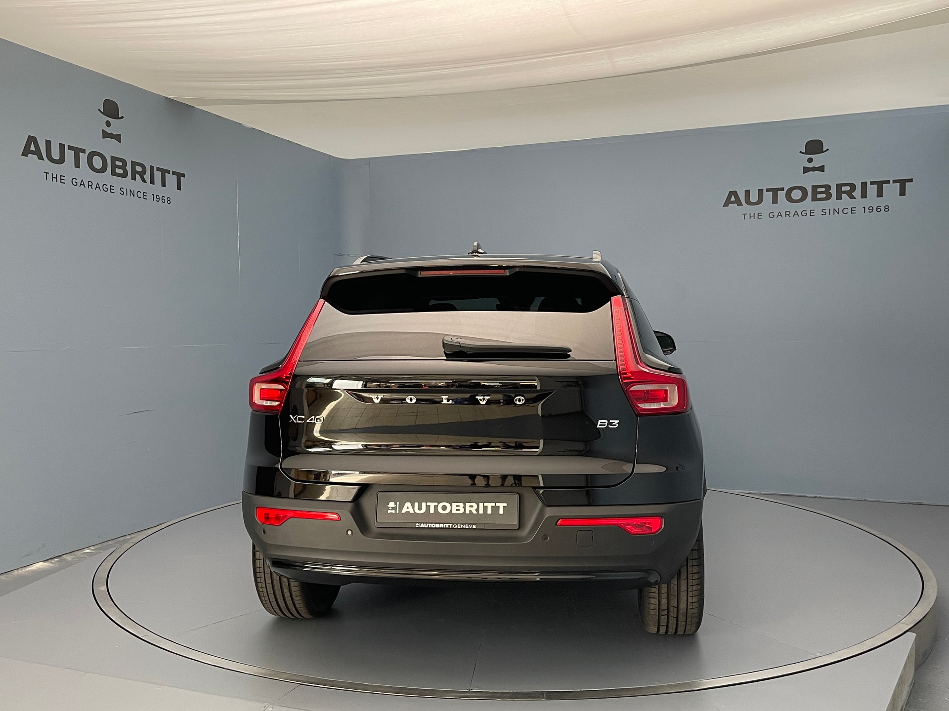 VOLVO XC40 2.0 B3 MH Plus Dark-image-1