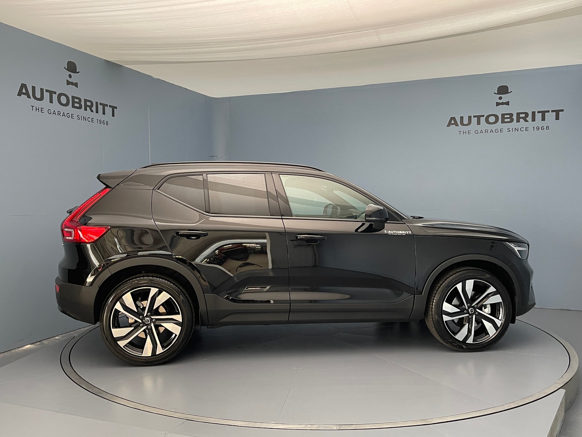 VOLVO XC40 2.0 B3 MH Plus Dark-image-4