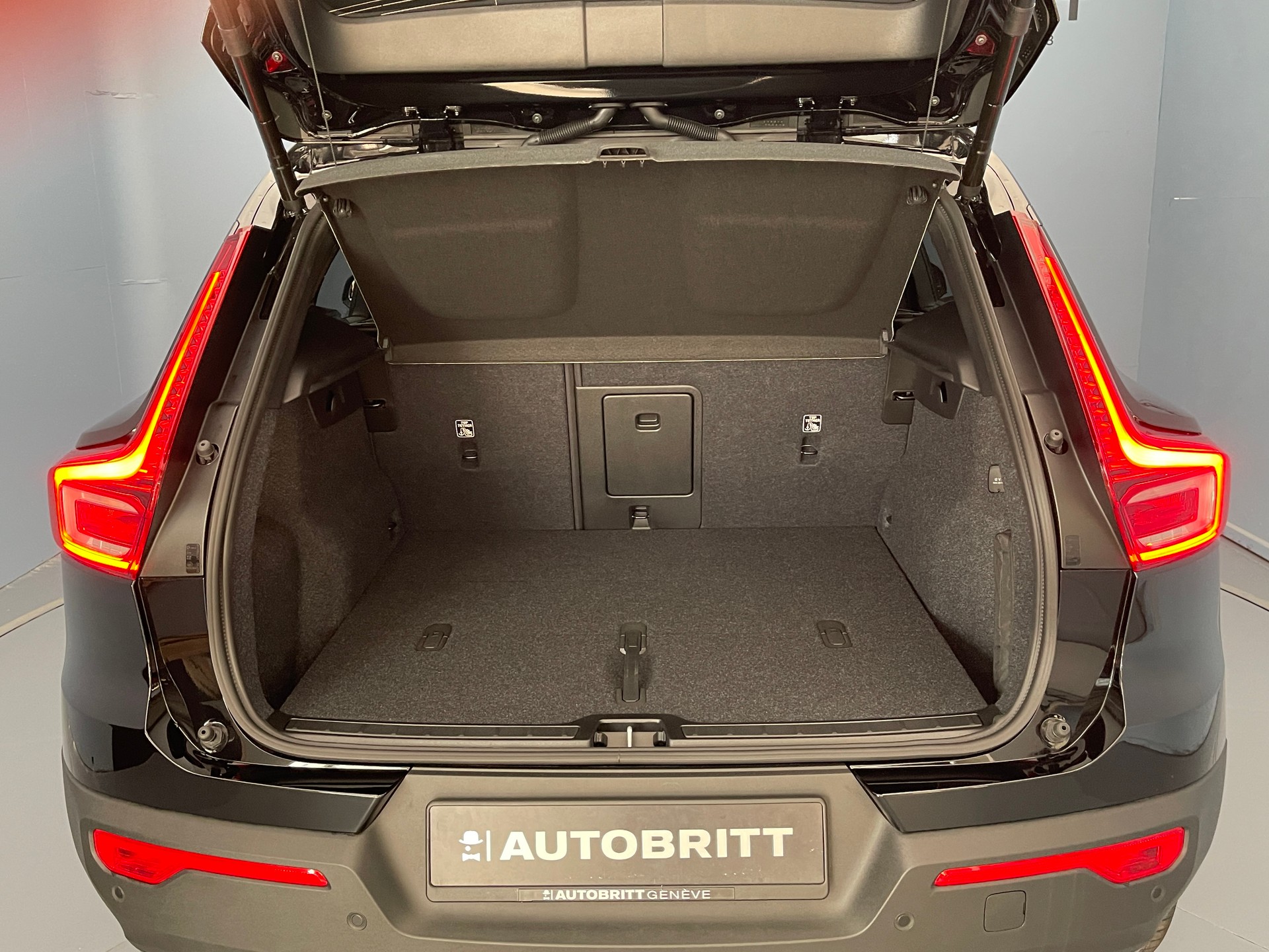 VOLVO XC40 2.0 B3 MH Plus Dark-image-6