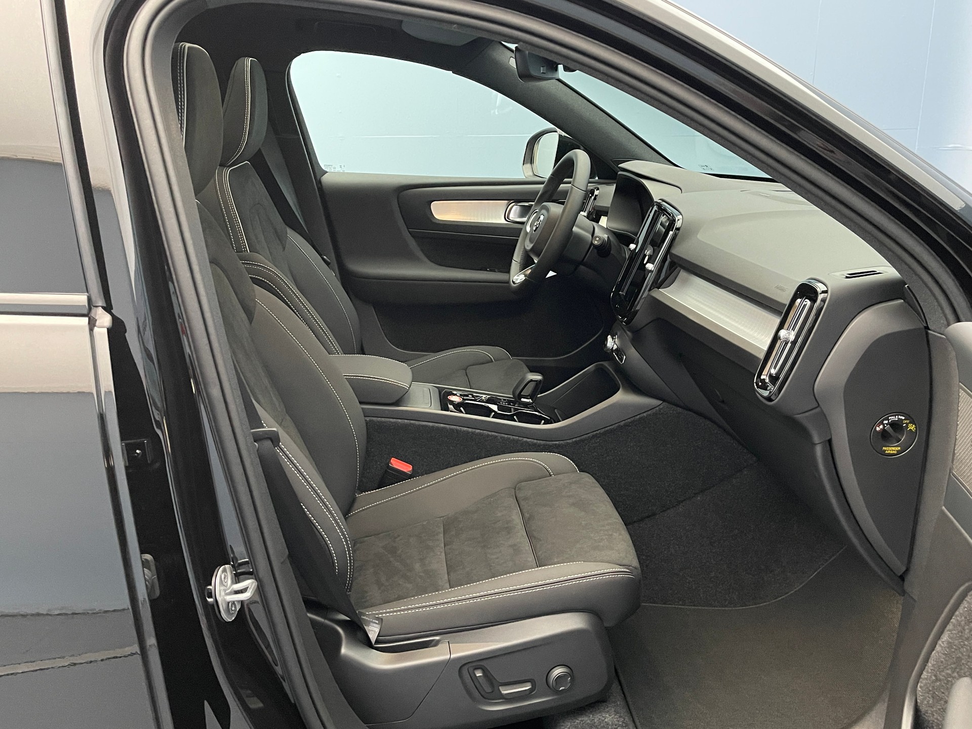 VOLVO XC40 2.0 B3 MH Plus Dark-image-9
