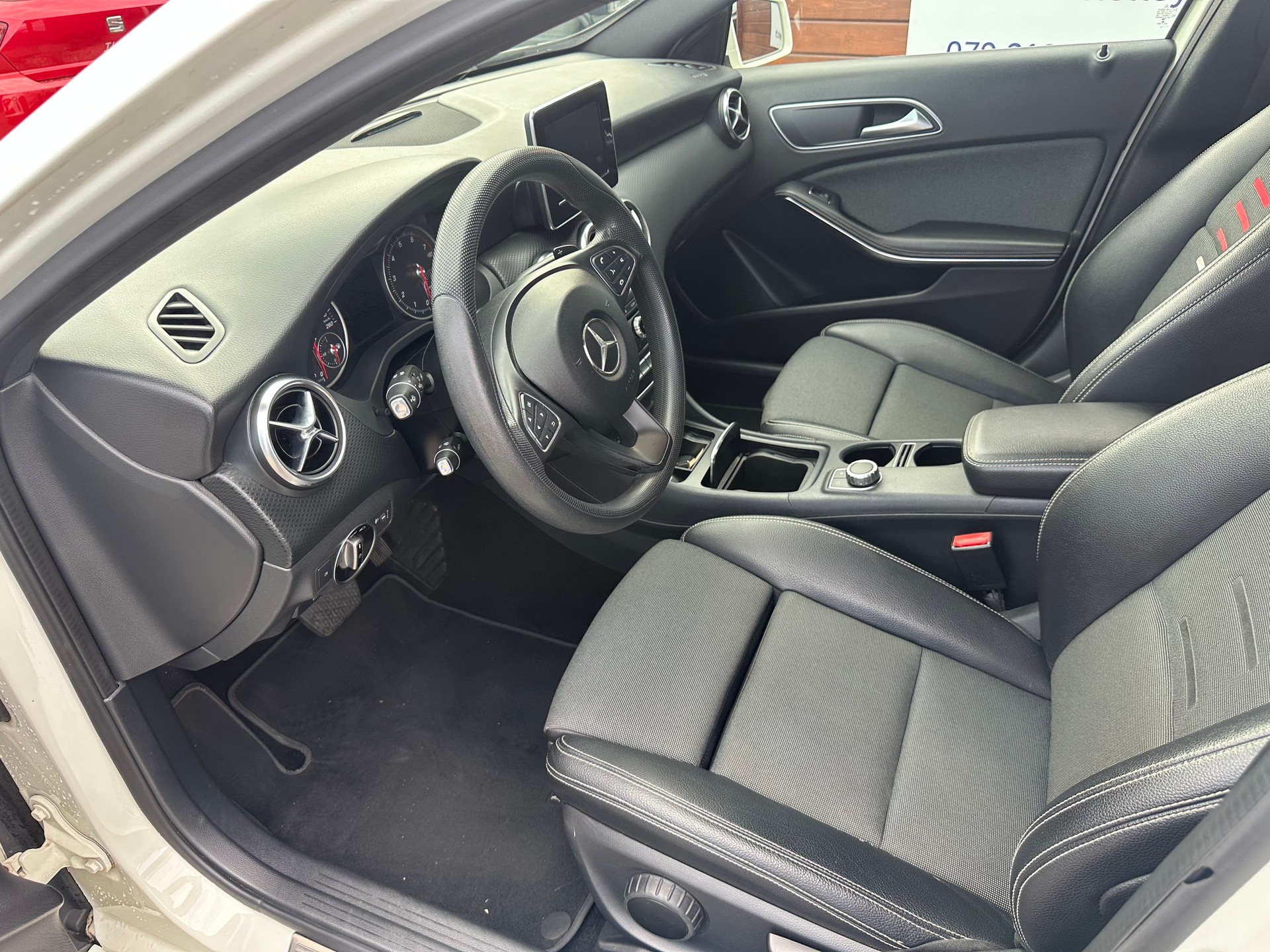 MERCEDES-BENZ A 180 Style 7G-DCT-image-16
