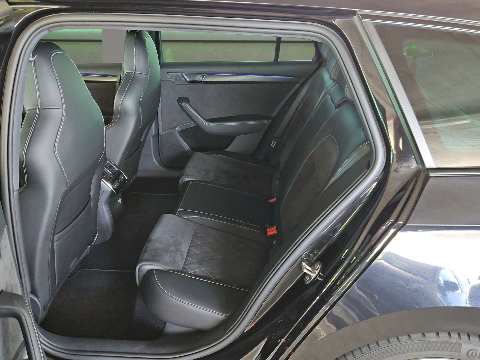 SKODA Superb Combi 2.0 TSI SportLine 4x4 DSG-image-9