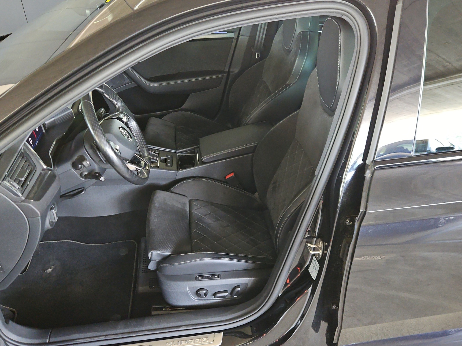 SKODA Superb Combi 2.0 TSI SportLine 4x4 DSG-image-8