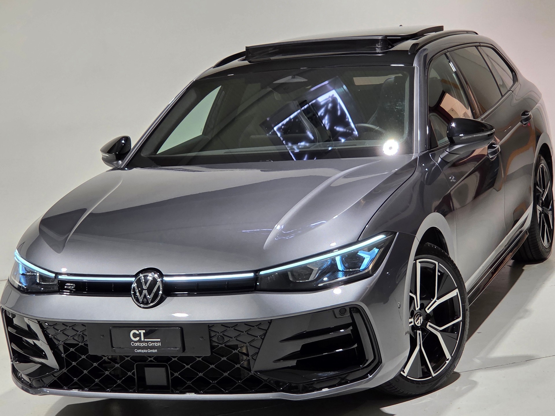 VW Passat Variant 2.0 TSI Signature Black Style evo4 R-Line 4 Motion DSG-image-0