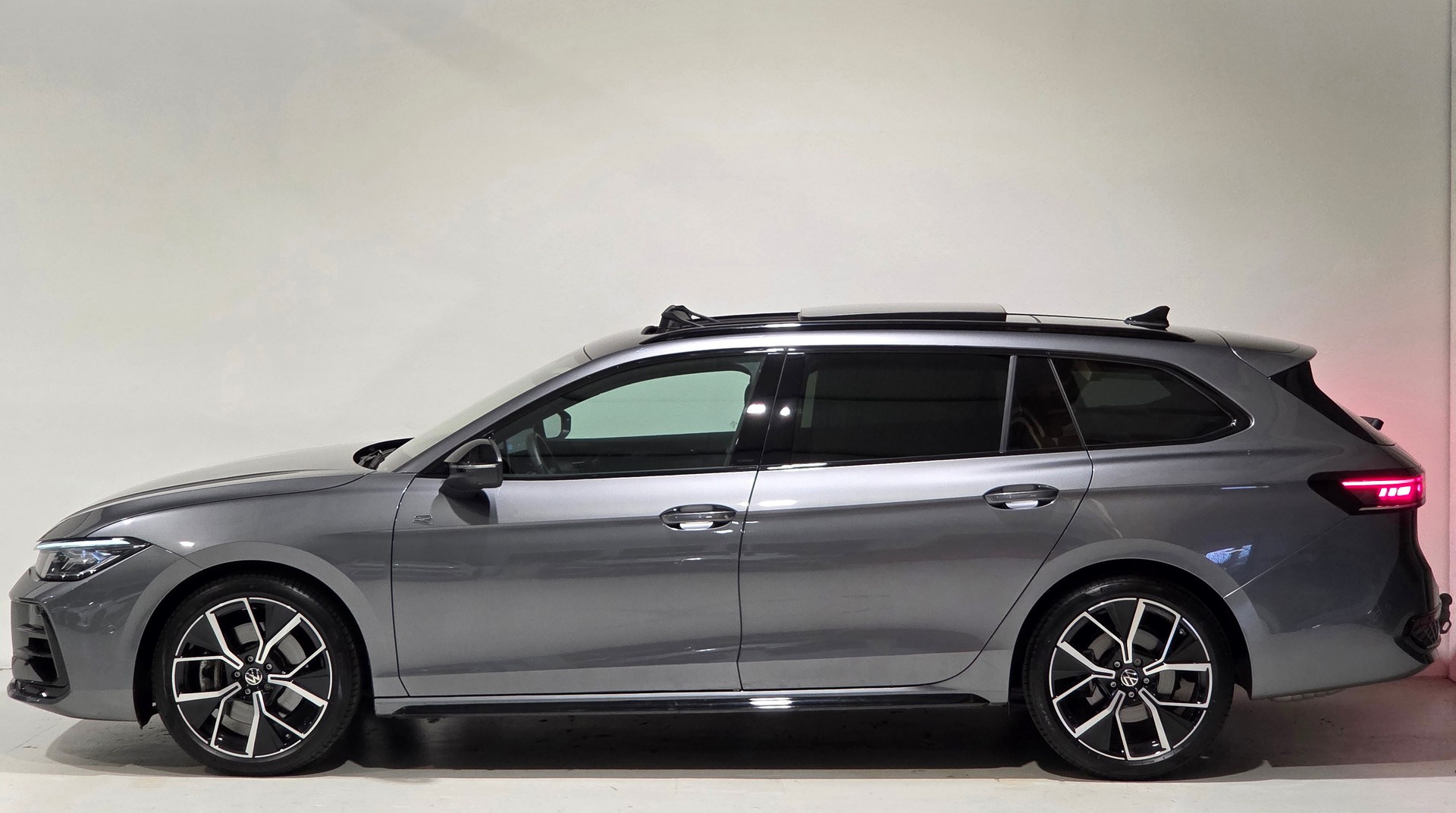 VW Passat Variant 2.0 TSI Signature Black Style evo4 R-Line 4 Motion DSG-image-1