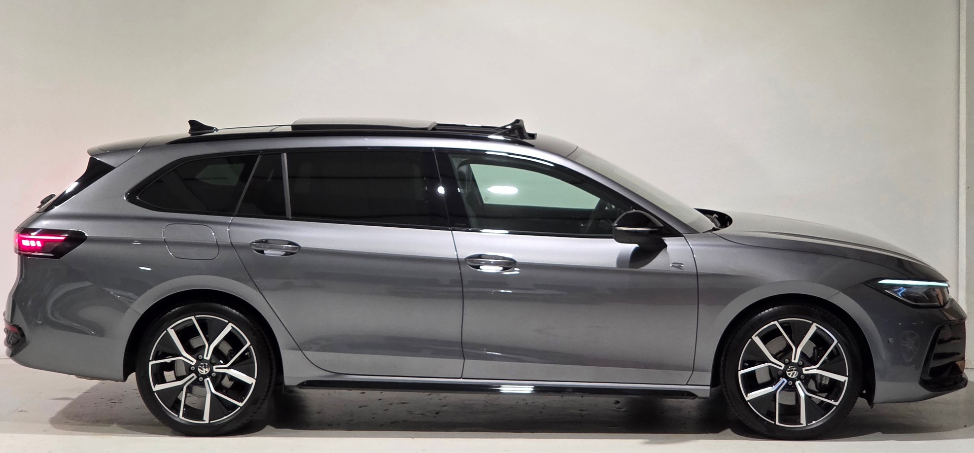 VW Passat Variant 2.0 TSI Signature Black Style evo4 R-Line 4 Motion DSG-image-30