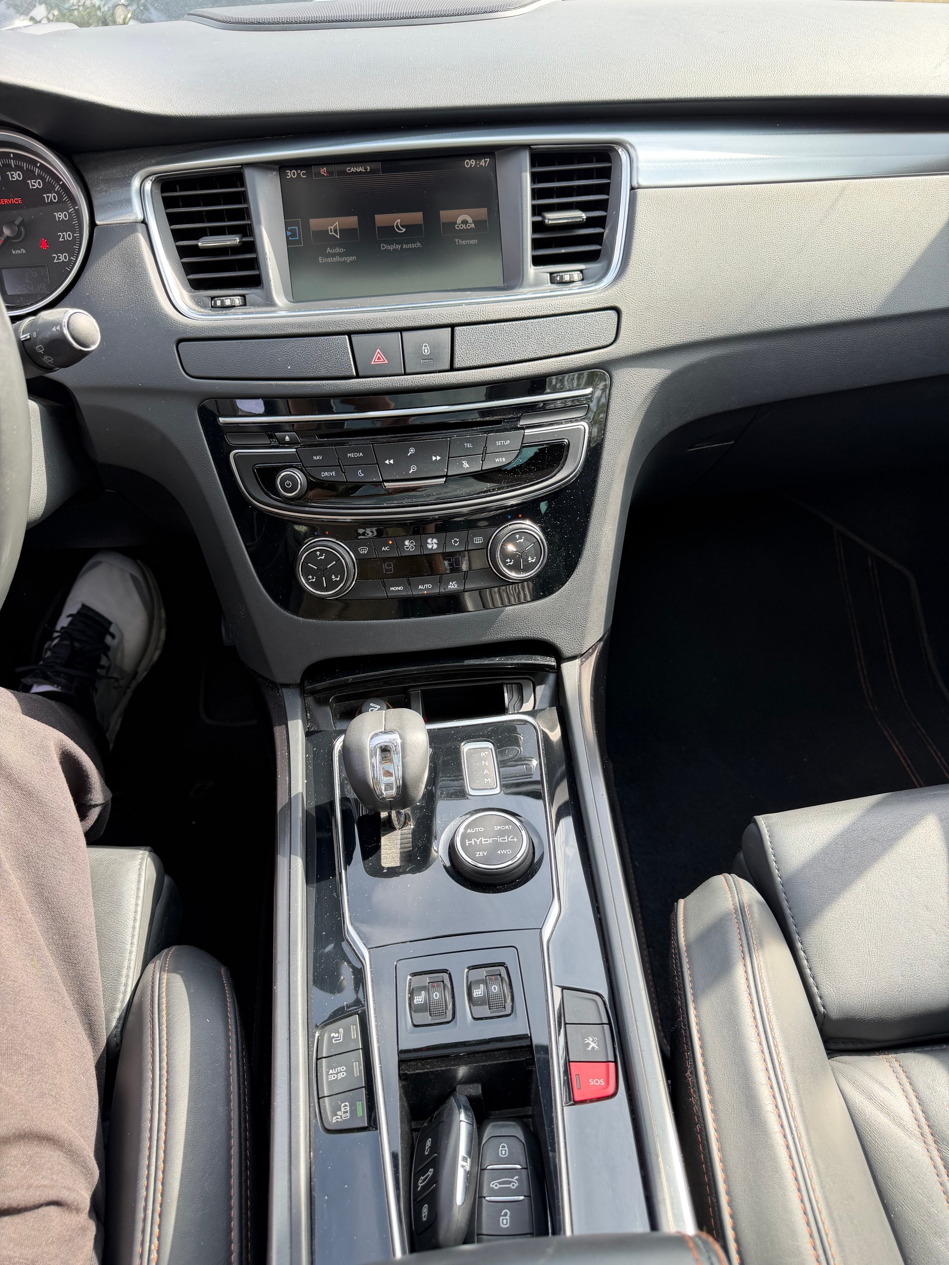 PEUGEOT 508 RXH 2.0 HDI Hybrid4 ETG6-image-9