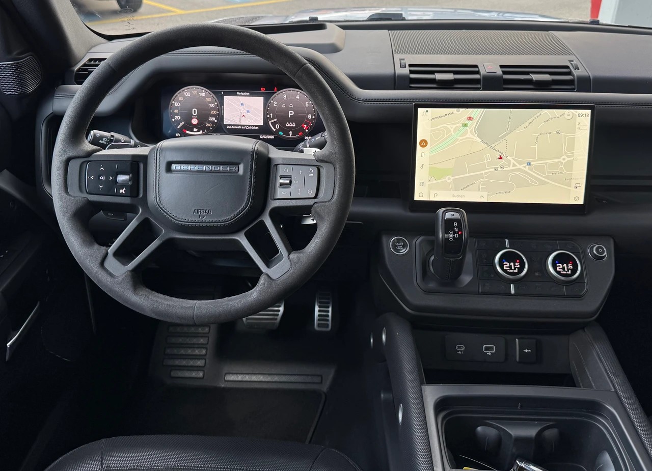 LAND ROVER Defender 110 525 V8 5.0 AT8-image-12