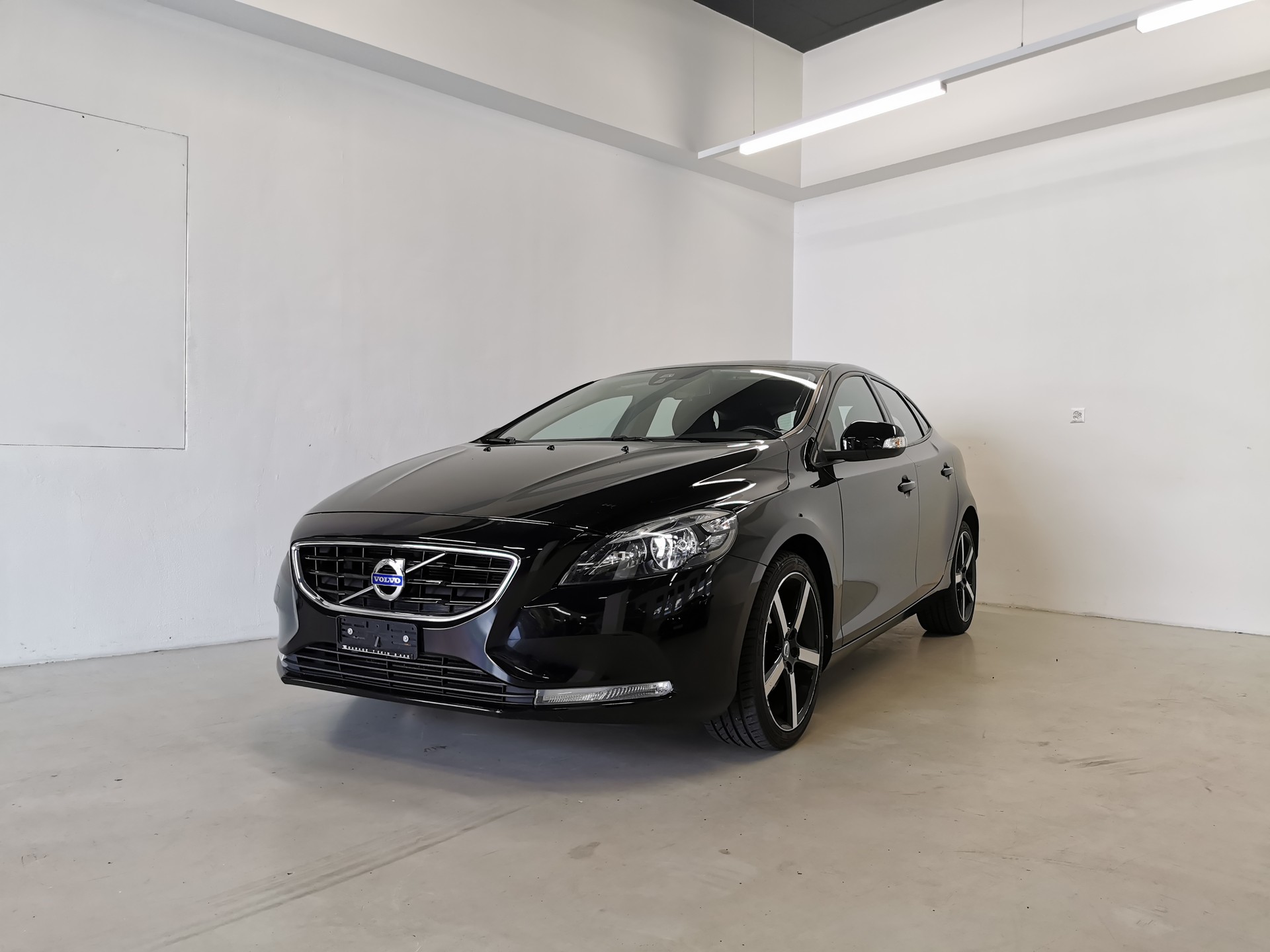 VOLVO V40 D2 Momentum-image-1